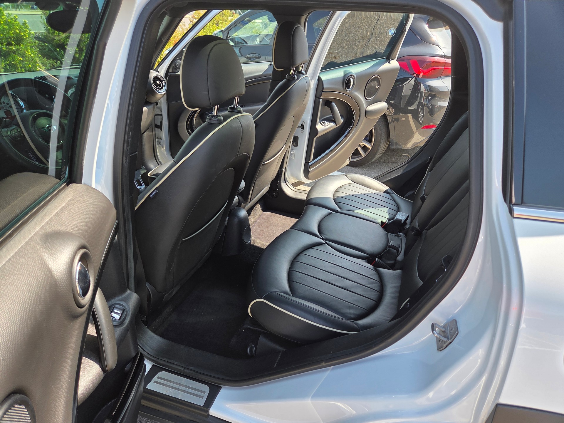 MINI 1.6i Cooper S ALL4-image-9