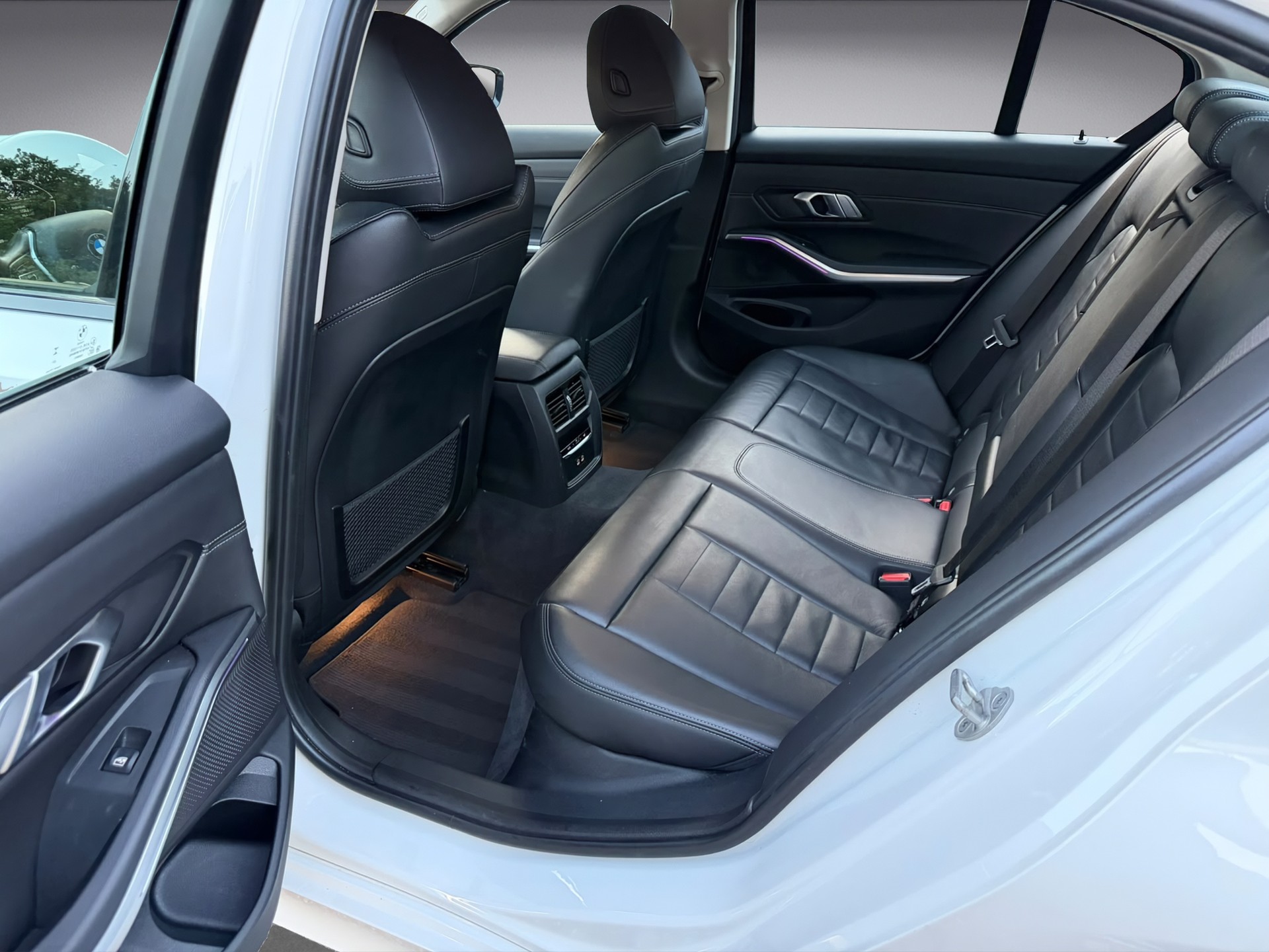 BMW 320d xDrive 48V Steptronic Sport Line-image-11