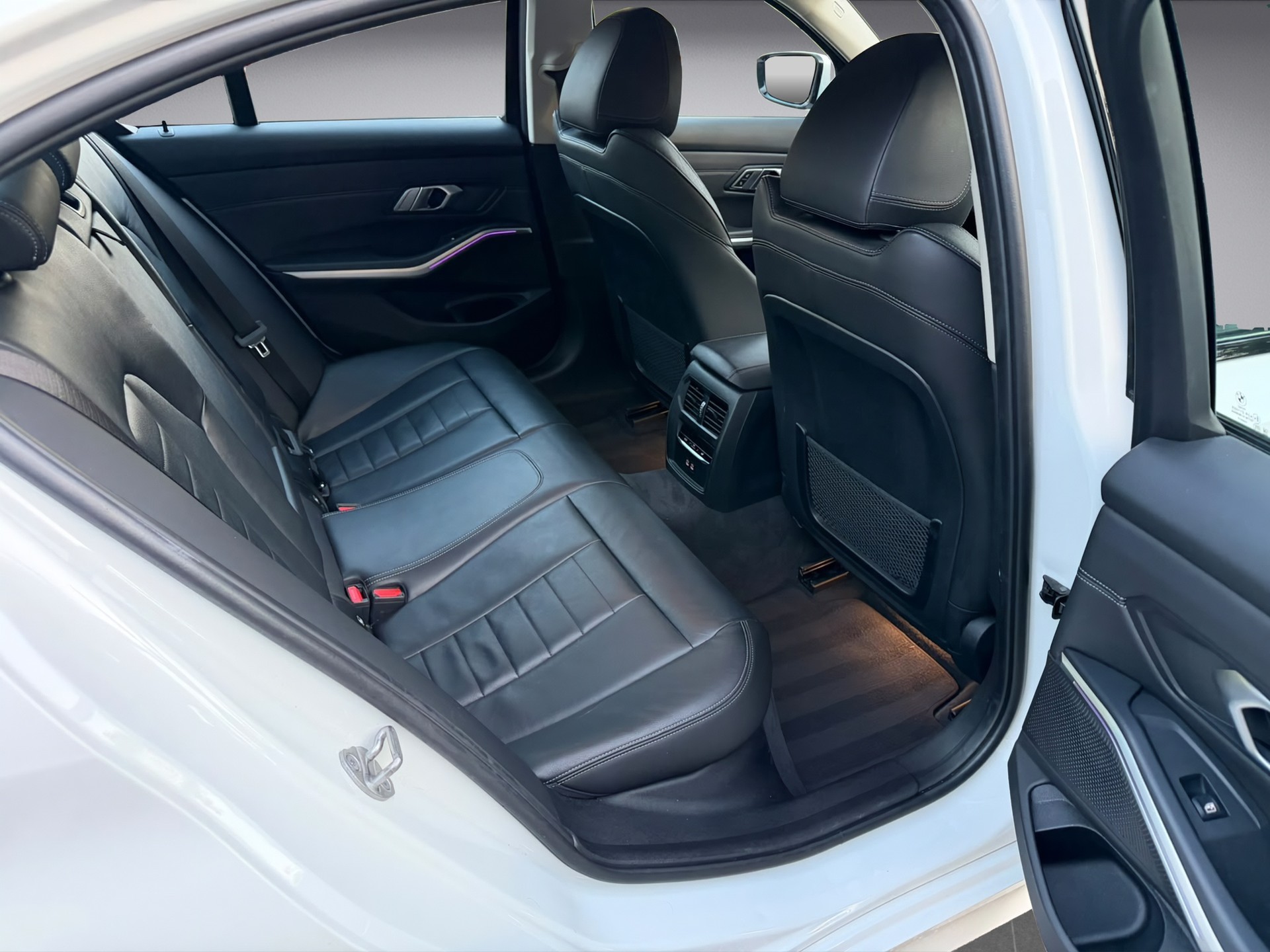 BMW 320d xDrive 48V Steptronic Sport Line-image-12