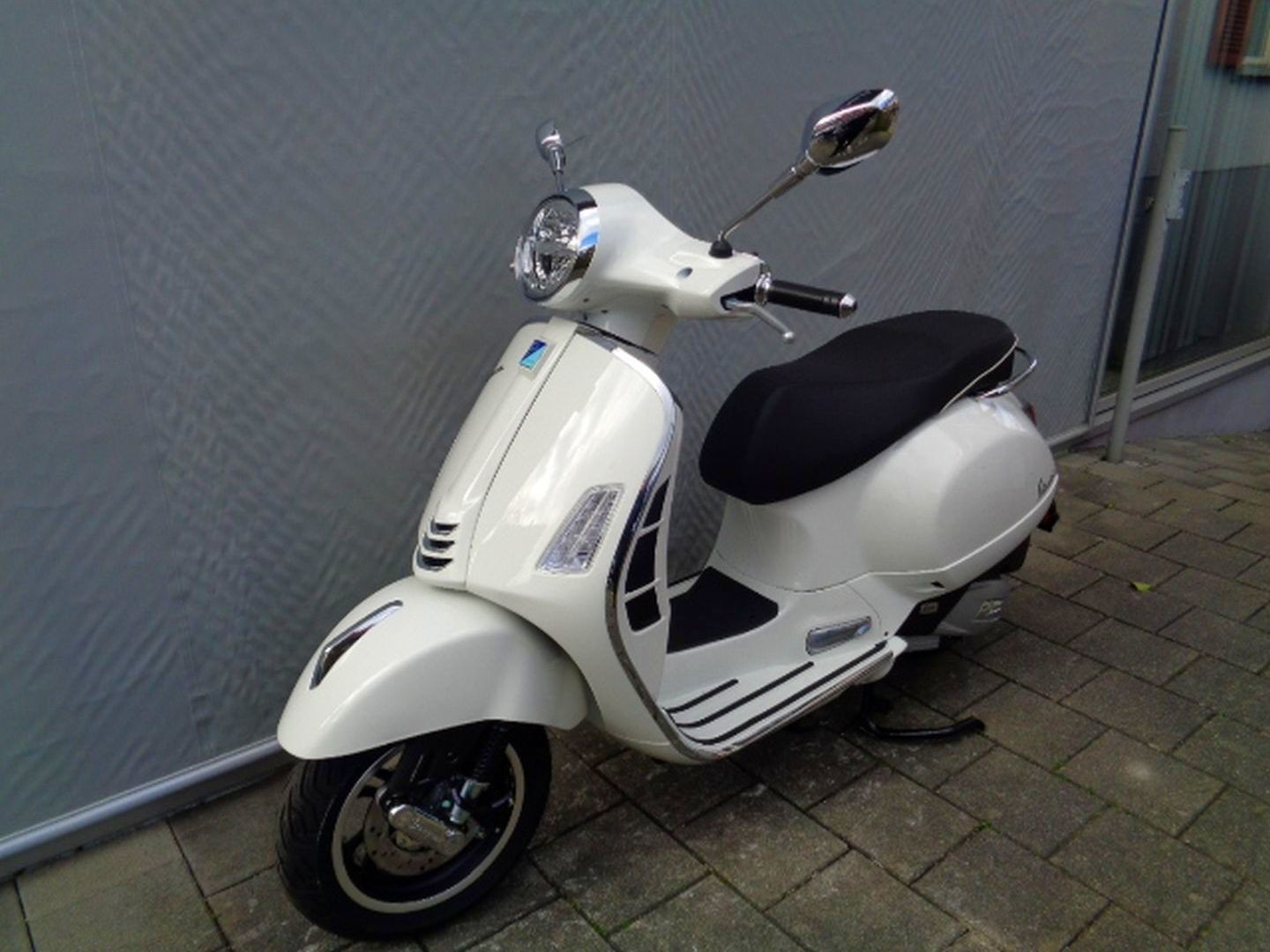 PIAGGIO VESPA GTS 125 RST-showroom-element-1