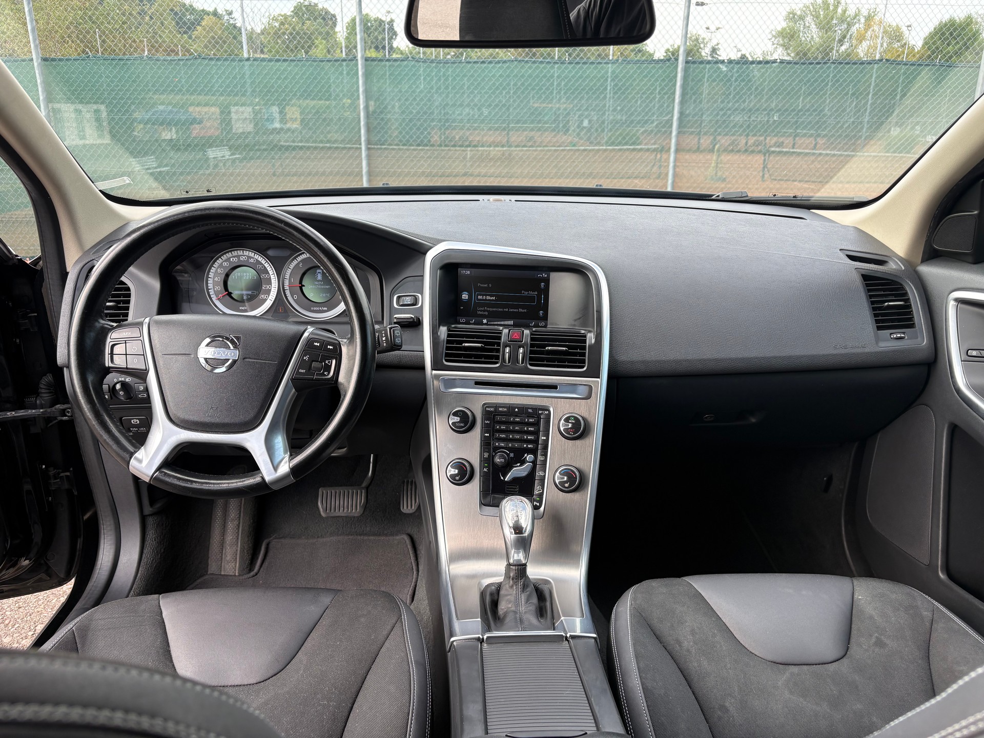 VOLVO 2.4 D4 Momentum AWD Husky Edition Geartronic mit Winter Reifen-image-4