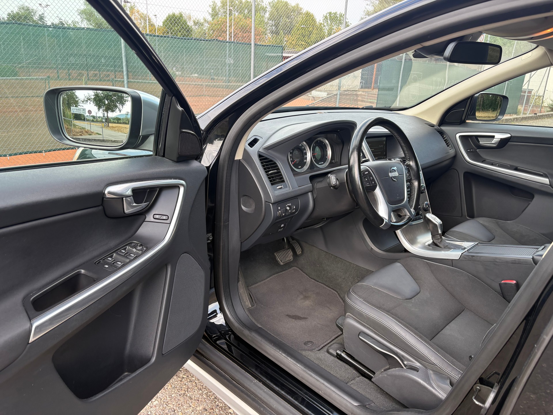 VOLVO 2.4 D4 Momentum AWD Husky Edition Geartronic mit Winter Reifen-image-3