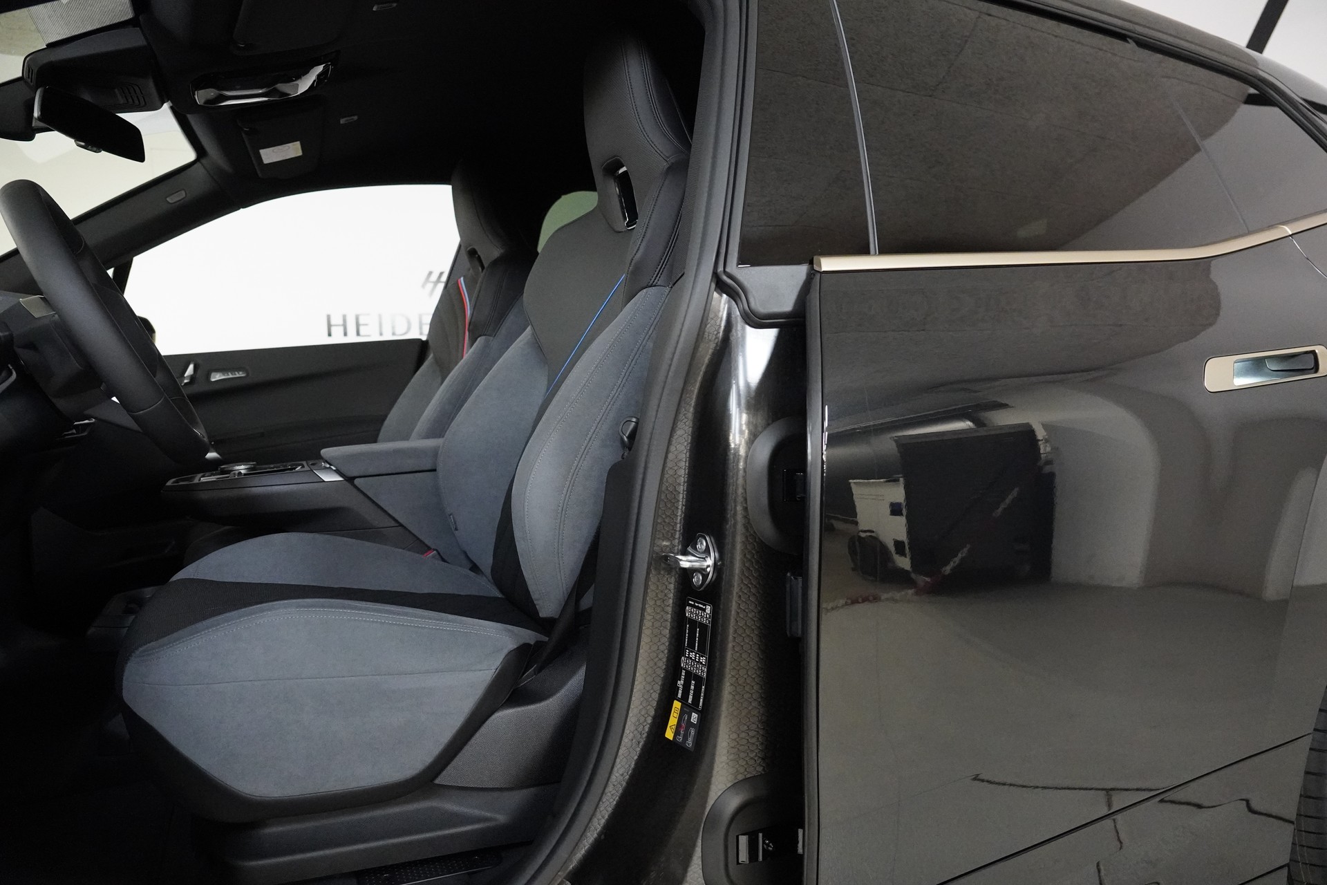 BMW iX xDrive60 M Sport-image-10
