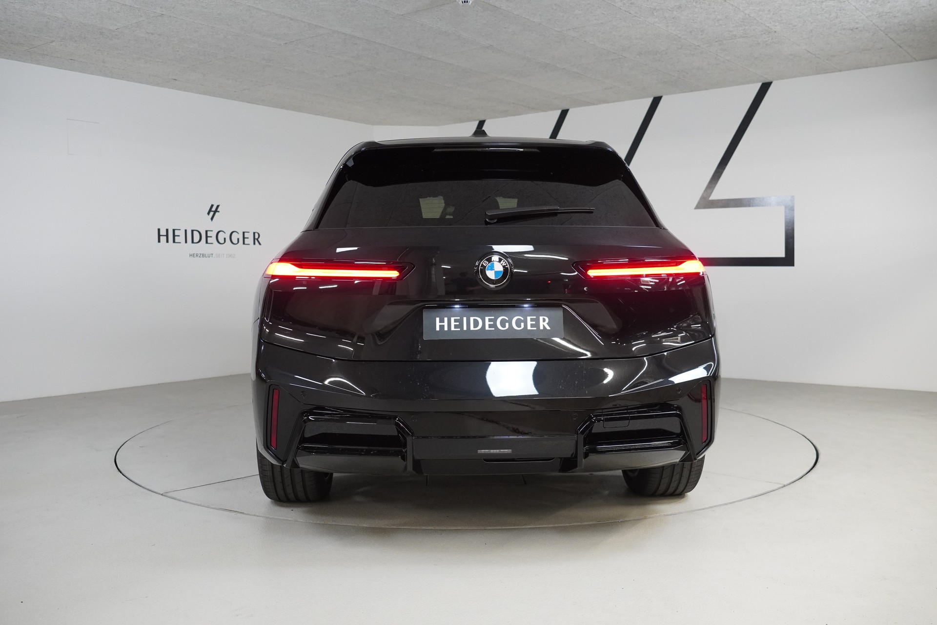 BMW iX xDrive60 M Sport-image-5
