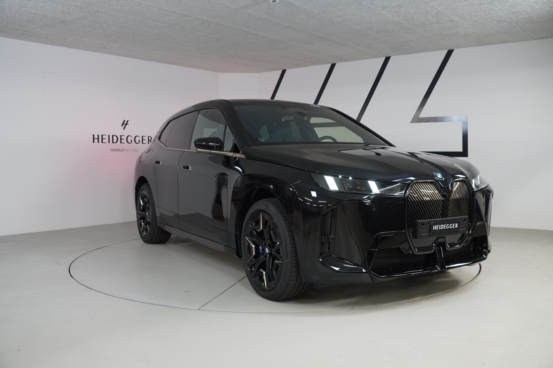 BMW iX xDrive60 M Sport-showroom-element-2