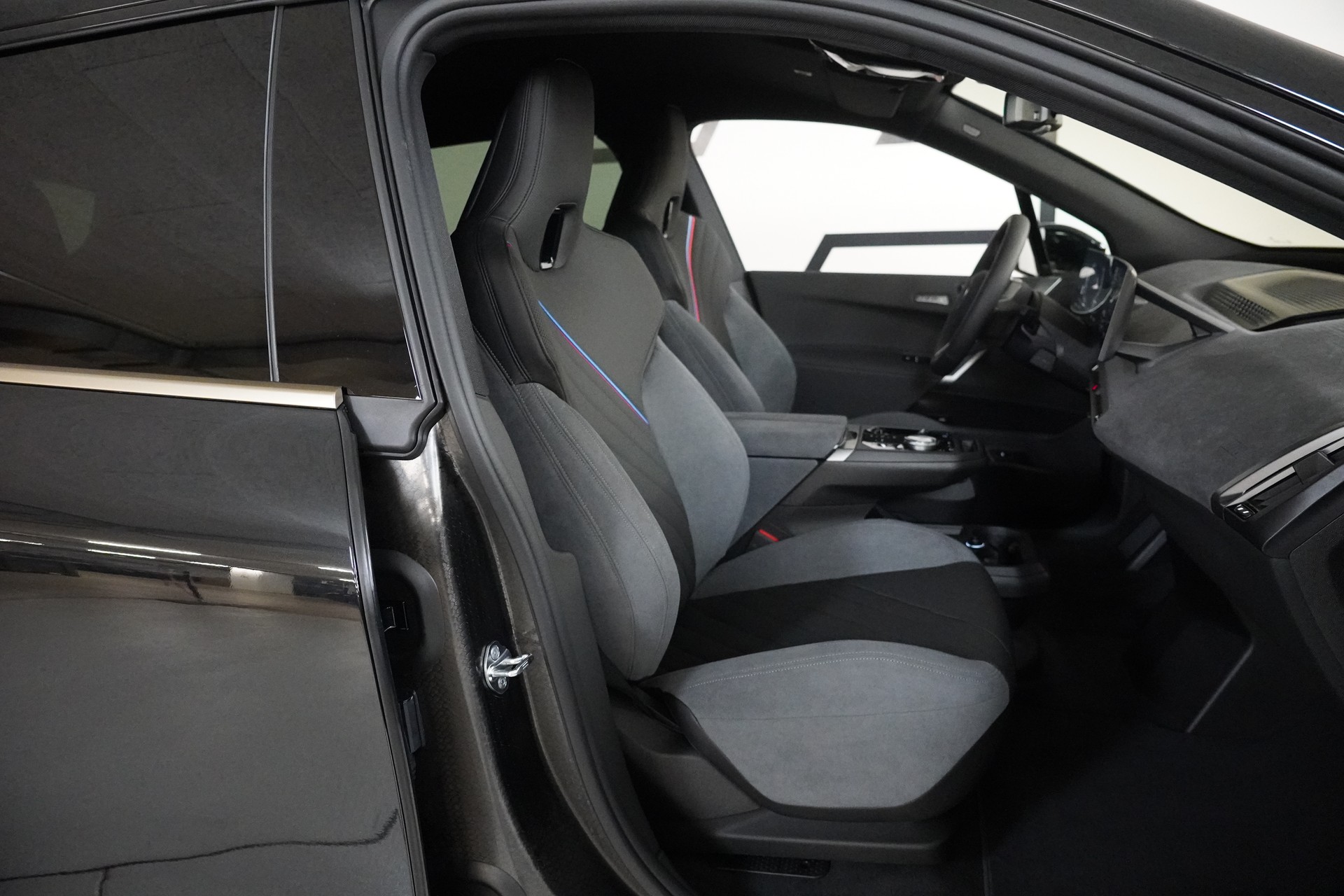 BMW iX xDrive60 M Sport-image-14