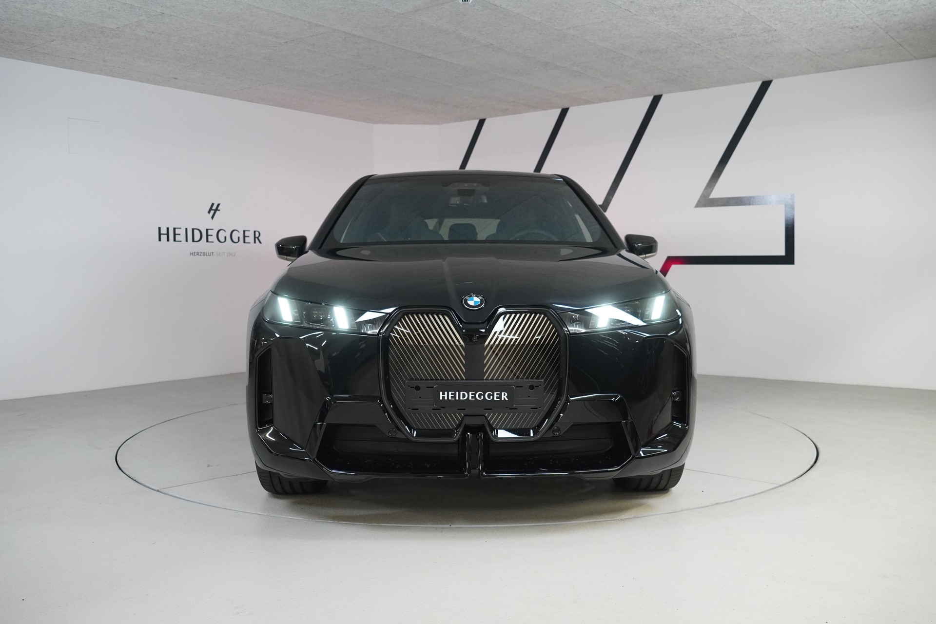 BMW iX xDrive60 M Sport-showroom-element-1