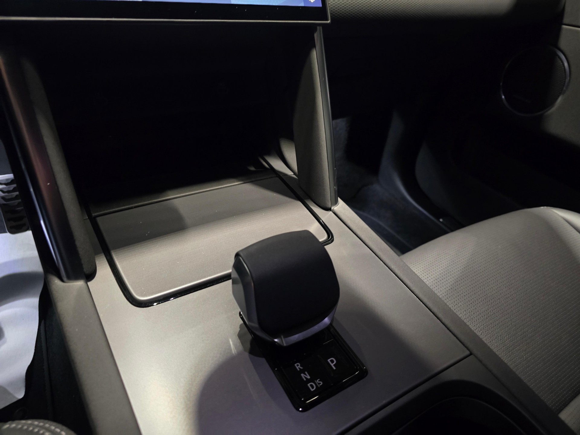 LAND ROVER Discovery Sport 1.5 T 270e Dynamic SE-image-8