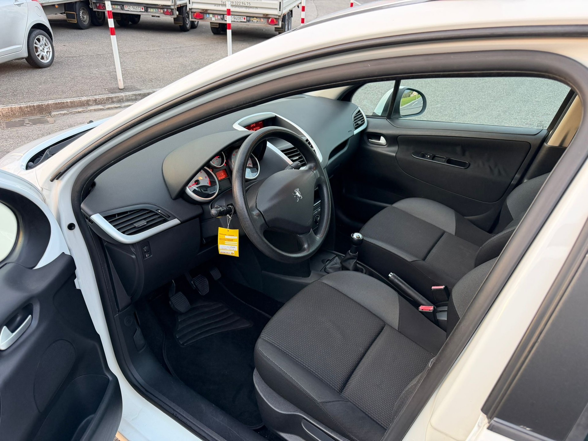 PEUGEOT 207 1.4 16V Swiss Edition-image-5