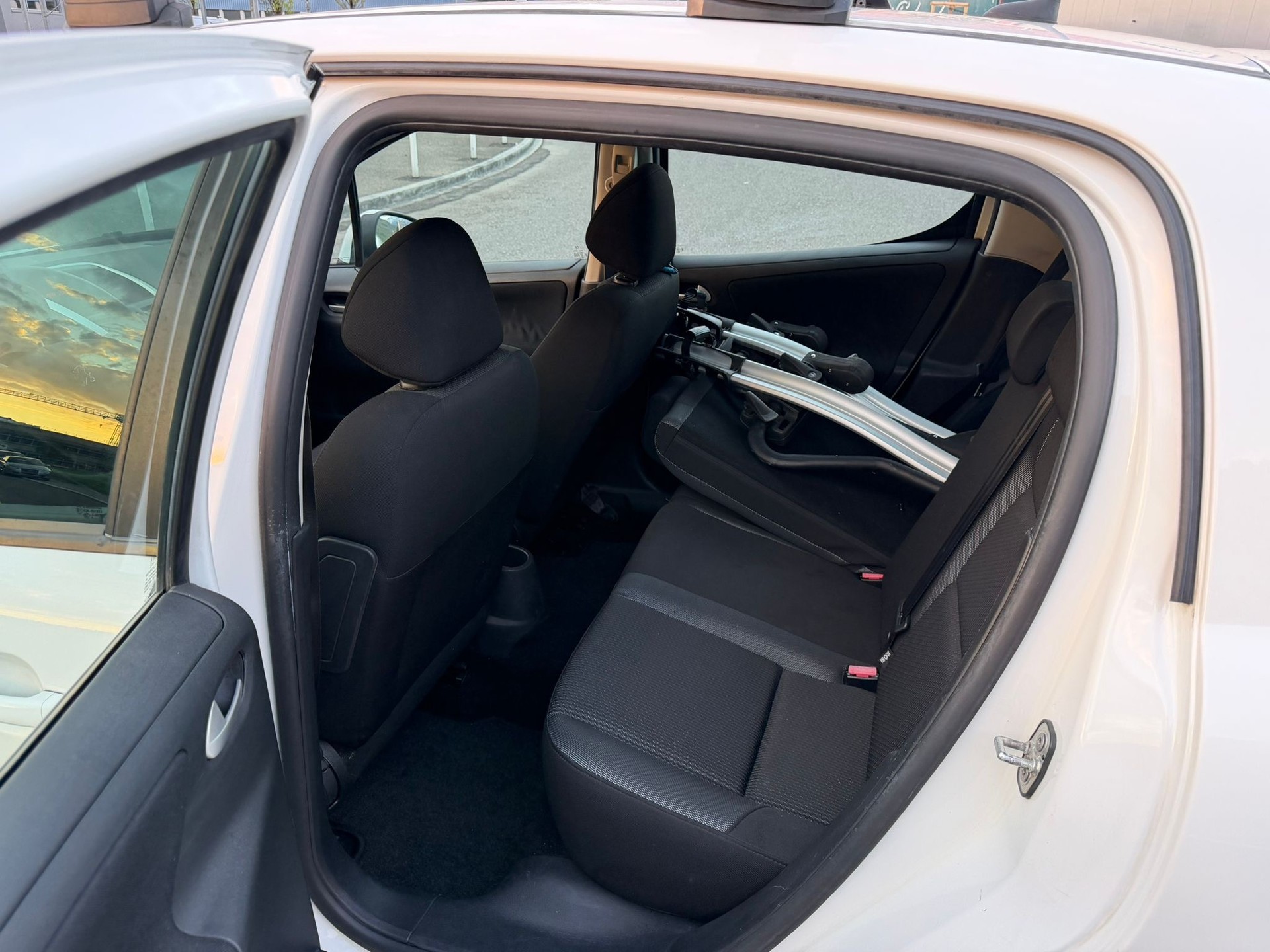 PEUGEOT 207 1.4 16V Swiss Edition-image-9