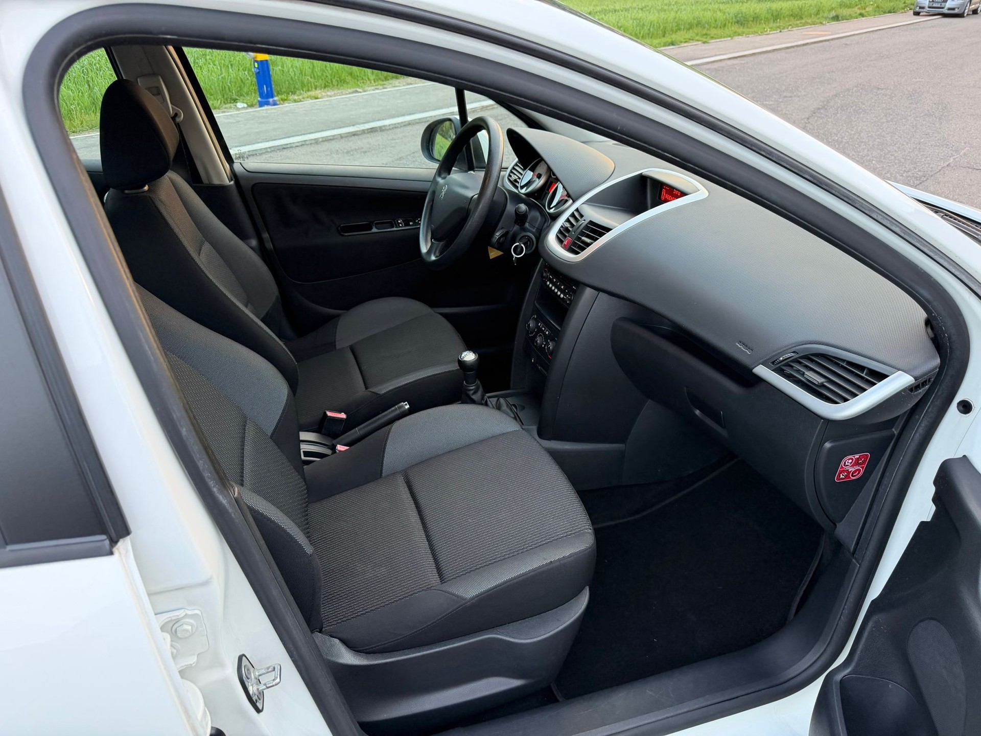 PEUGEOT 207 1.4 16V Swiss Edition-image-6