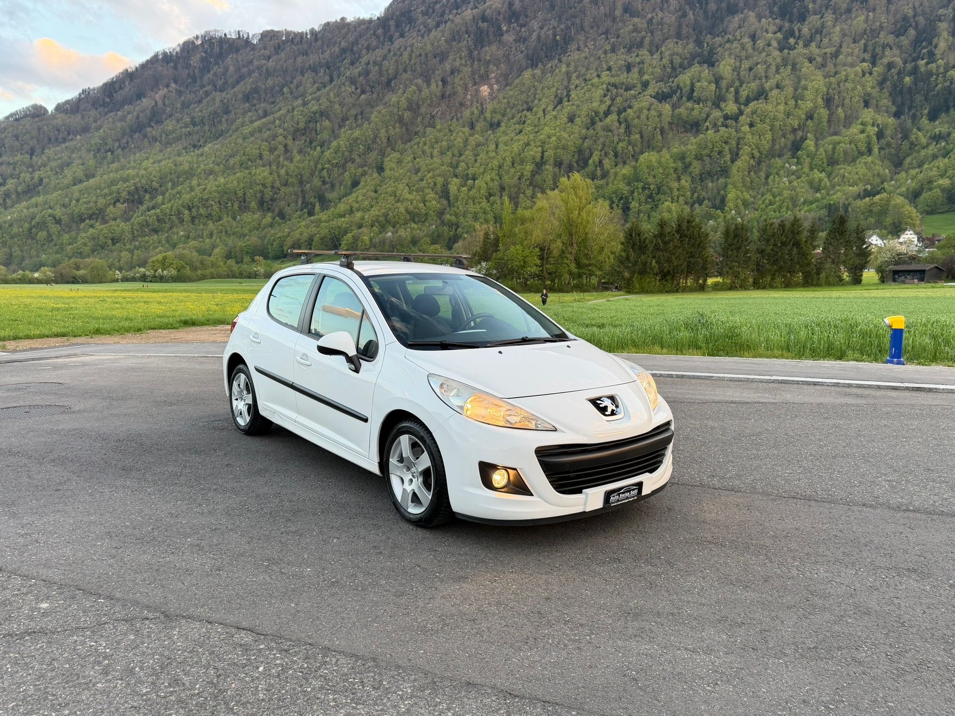 PEUGEOT 207 1.4 16V Swiss Edition-image-1