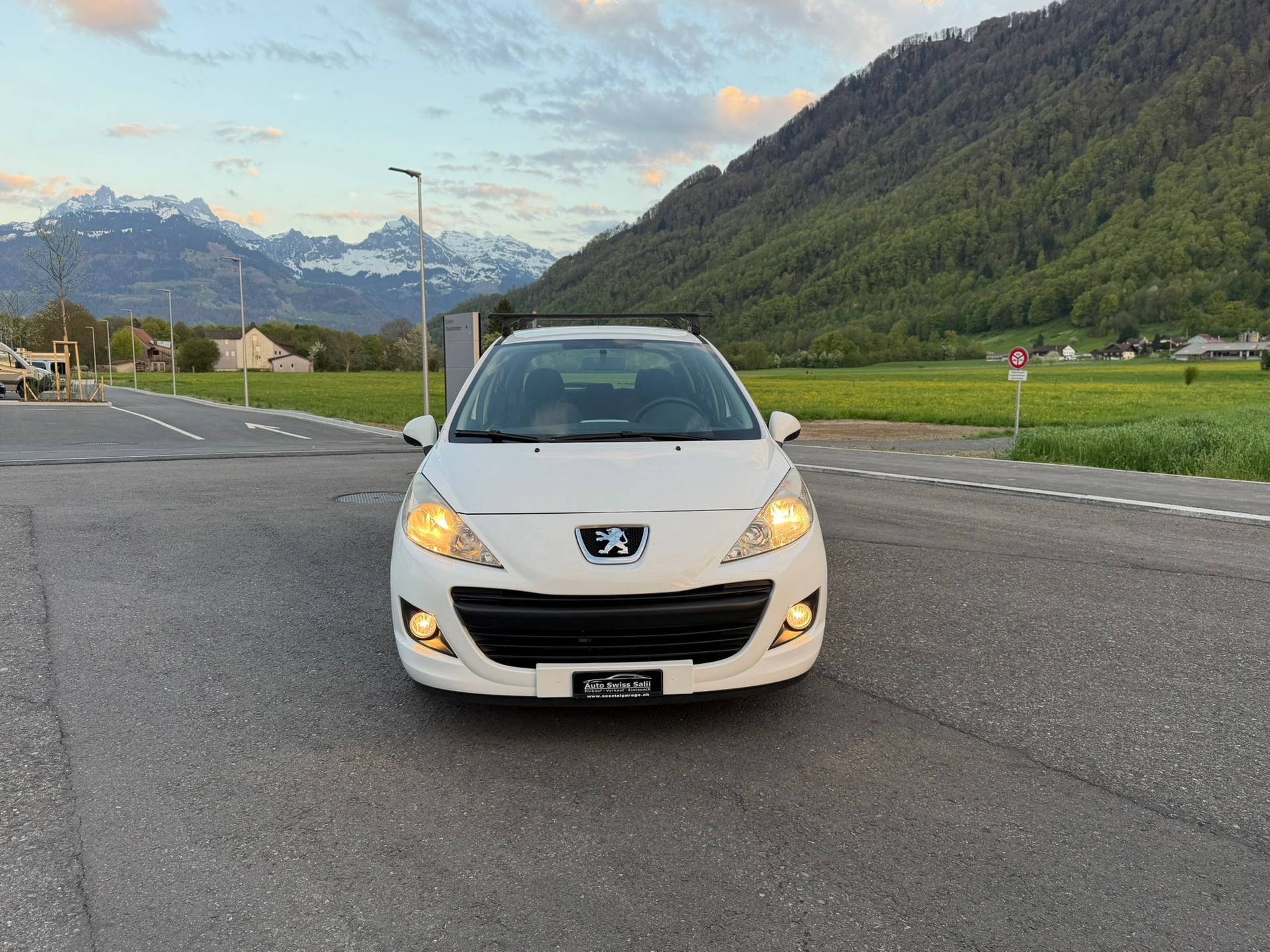 PEUGEOT 207 1.4 16V Swiss Edition-image-2