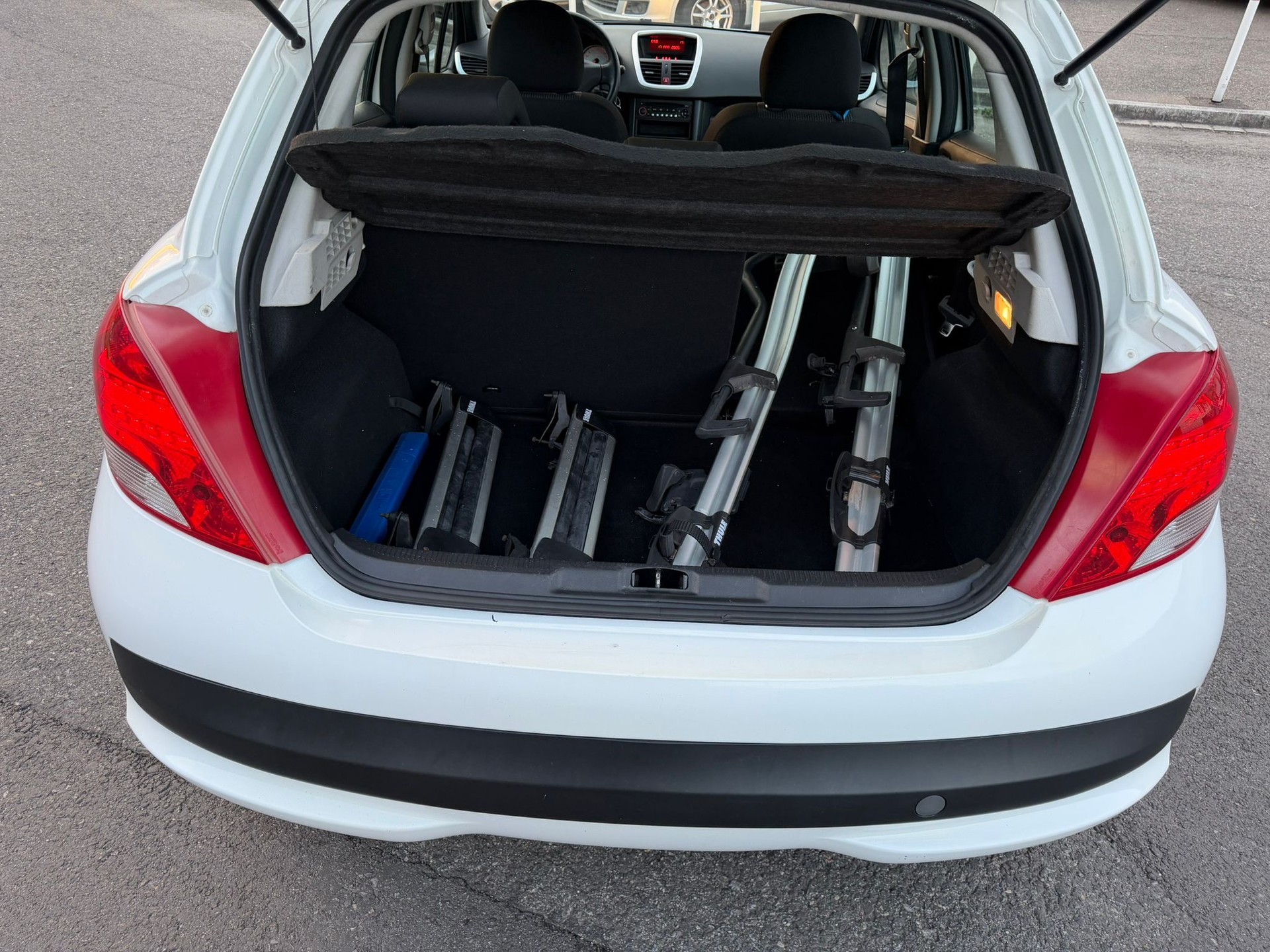 PEUGEOT 207 1.4 16V Swiss Edition-image-8