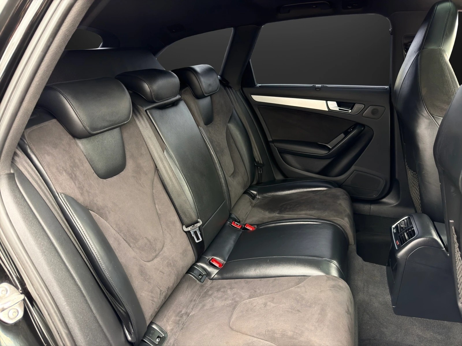 AUDI RS4 Avant 4.2 FSI V8 quattro S-tronic-image-12