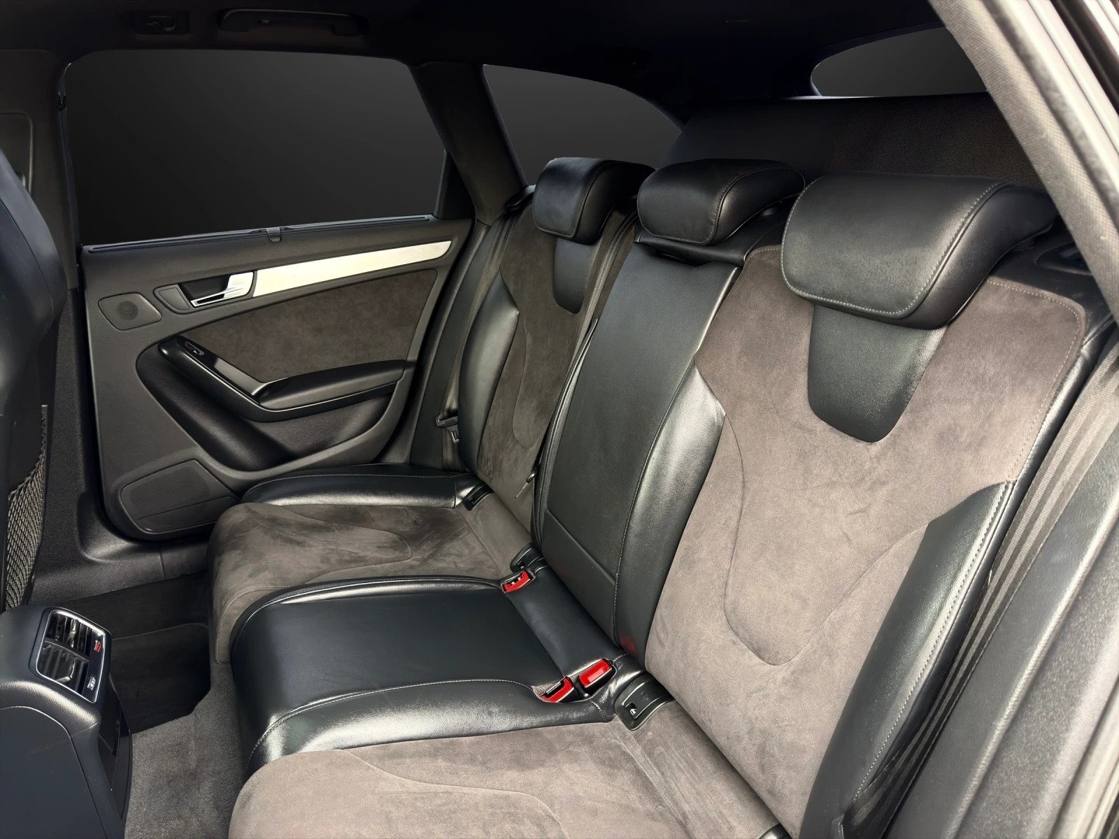 AUDI RS4 Avant 4.2 FSI V8 quattro S-tronic-image-11