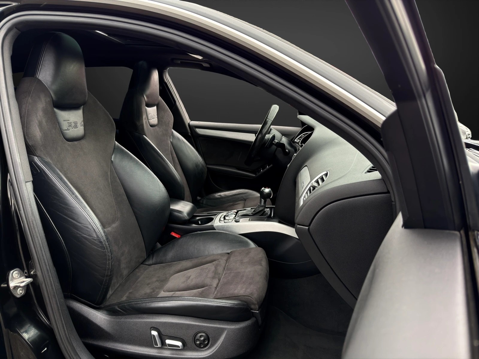 AUDI RS4 Avant 4.2 FSI V8 quattro S-tronic-image-8