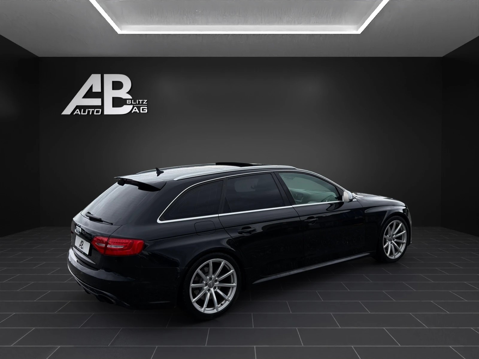 AUDI RS4 Avant 4.2 FSI V8 quattro S-tronic-image-4