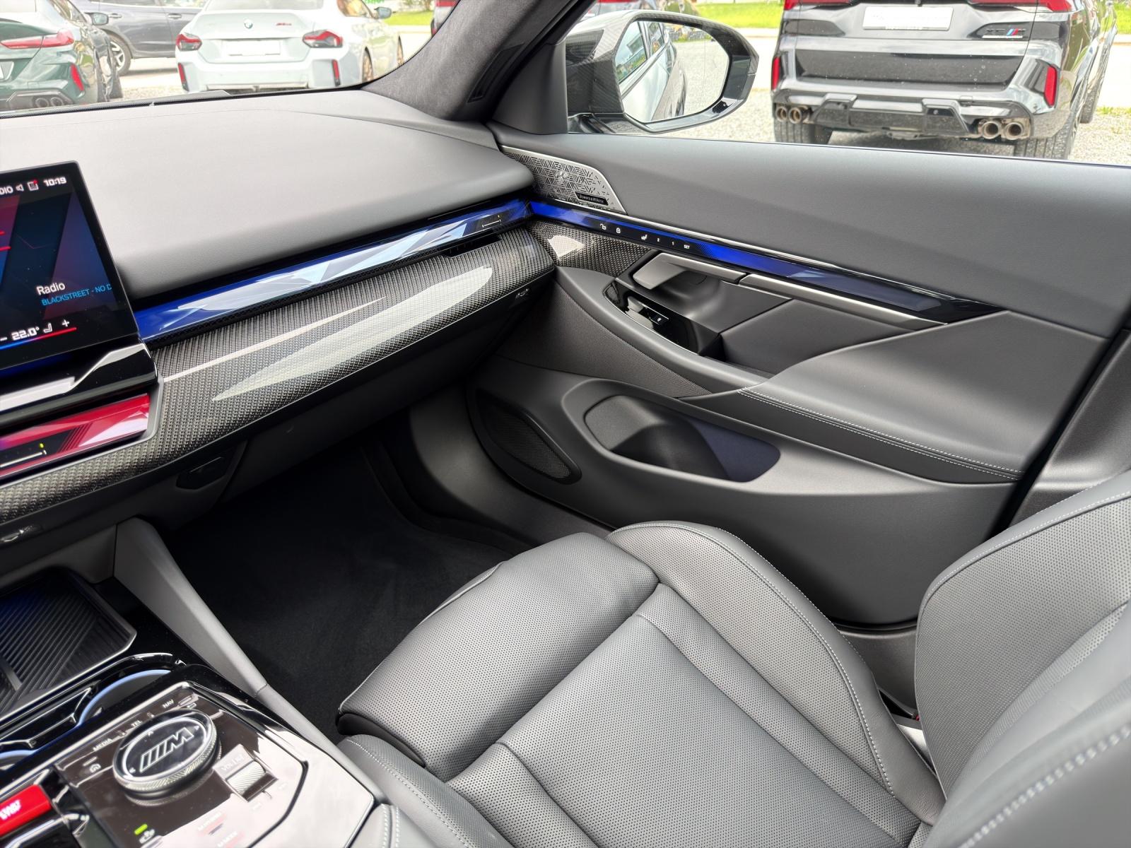 BMW M5 xDrive Touring-image-17