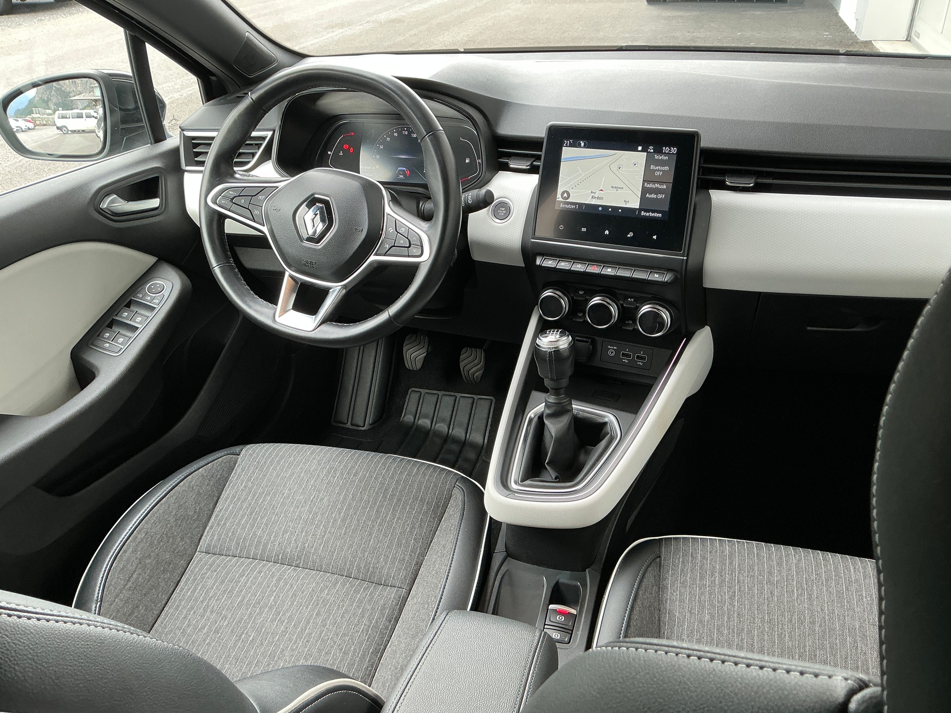 RENAULT Clio 1.3 TCe techno-image-9