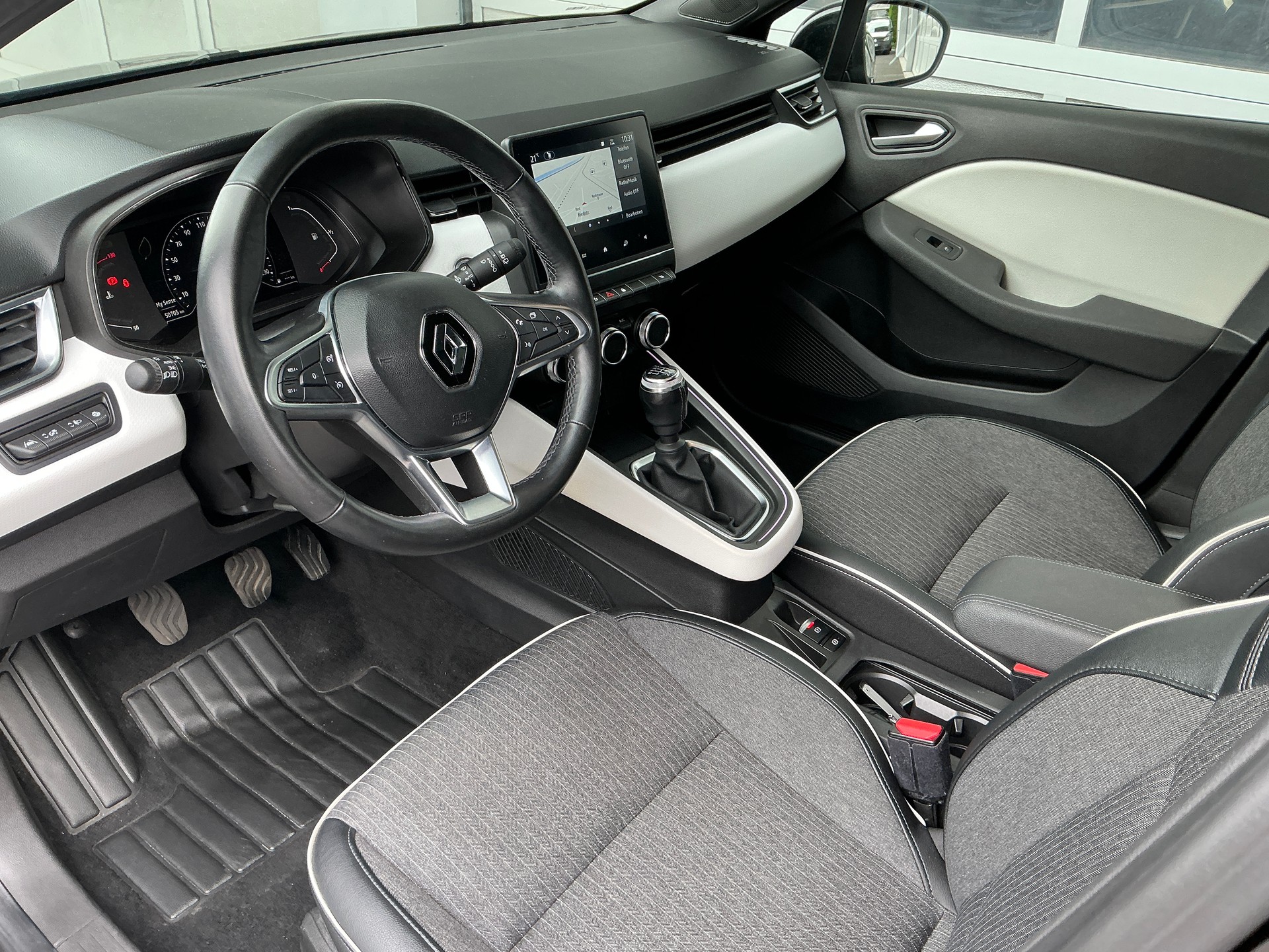RENAULT Clio 1.3 TCe techno-image-10