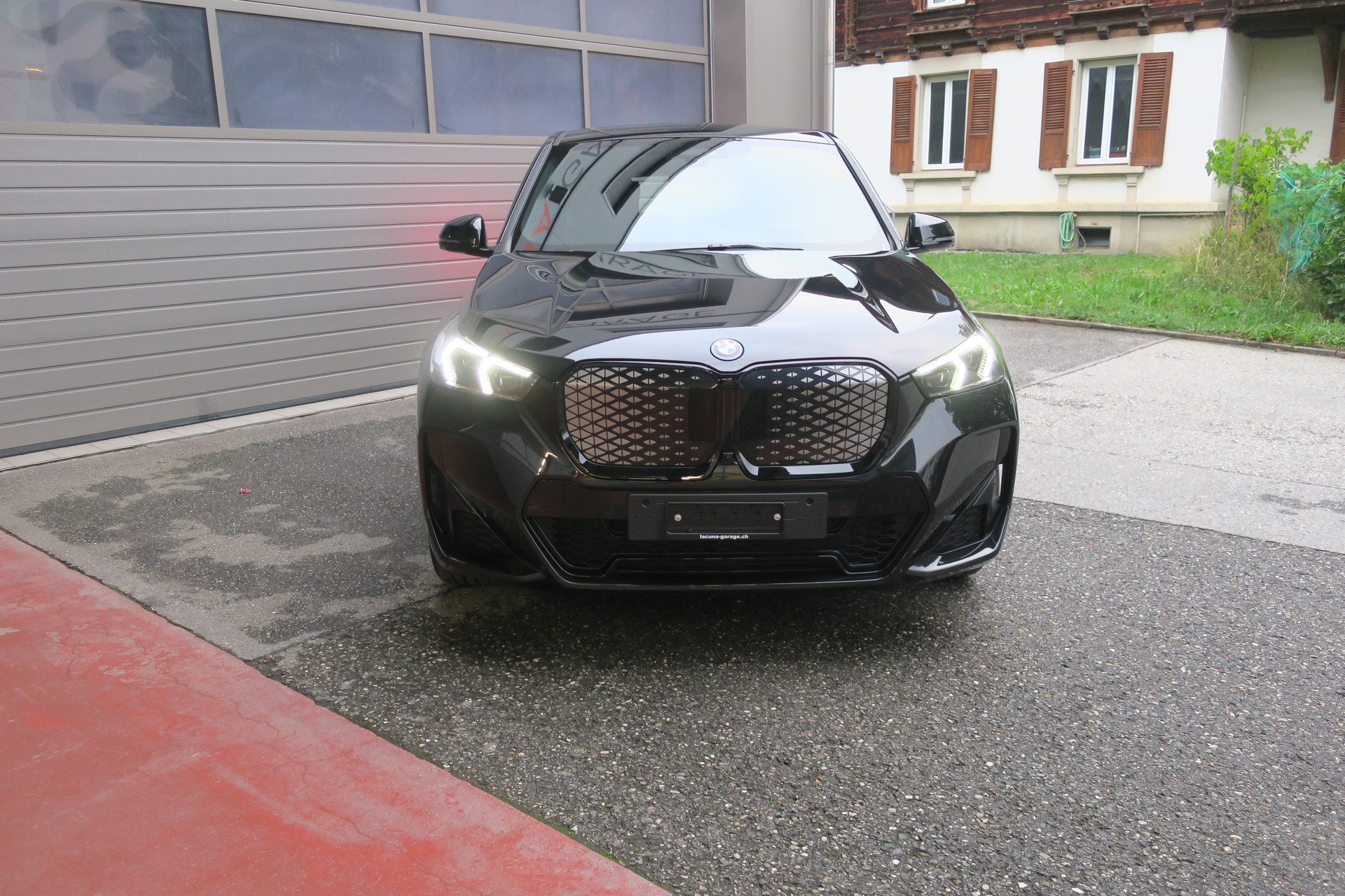 BMW iX1 xDrive 30 M Sport Pro-image-1