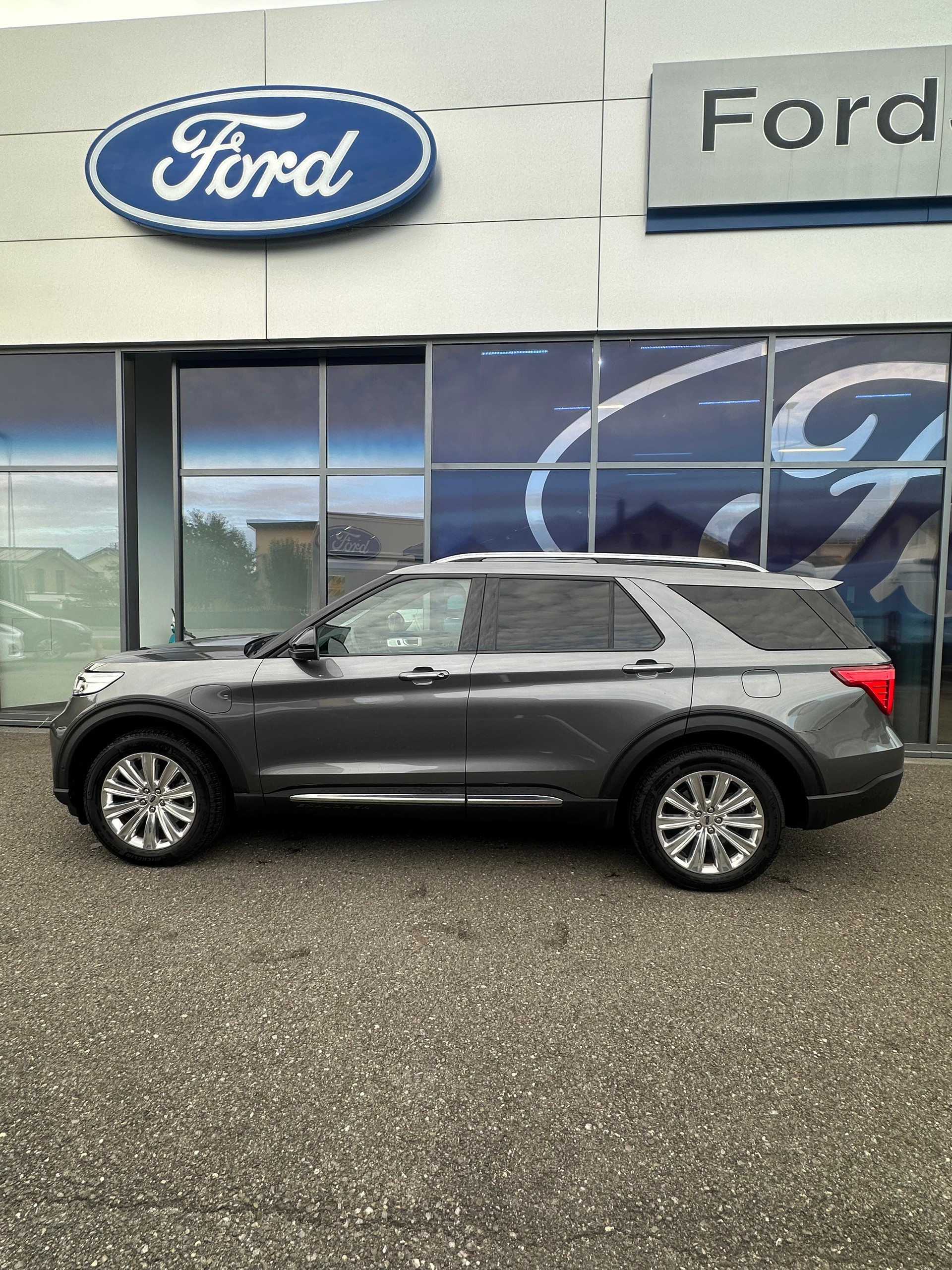 FORD Explorer 3.0 V6 Plug-in Hybrid Platinum-image-2