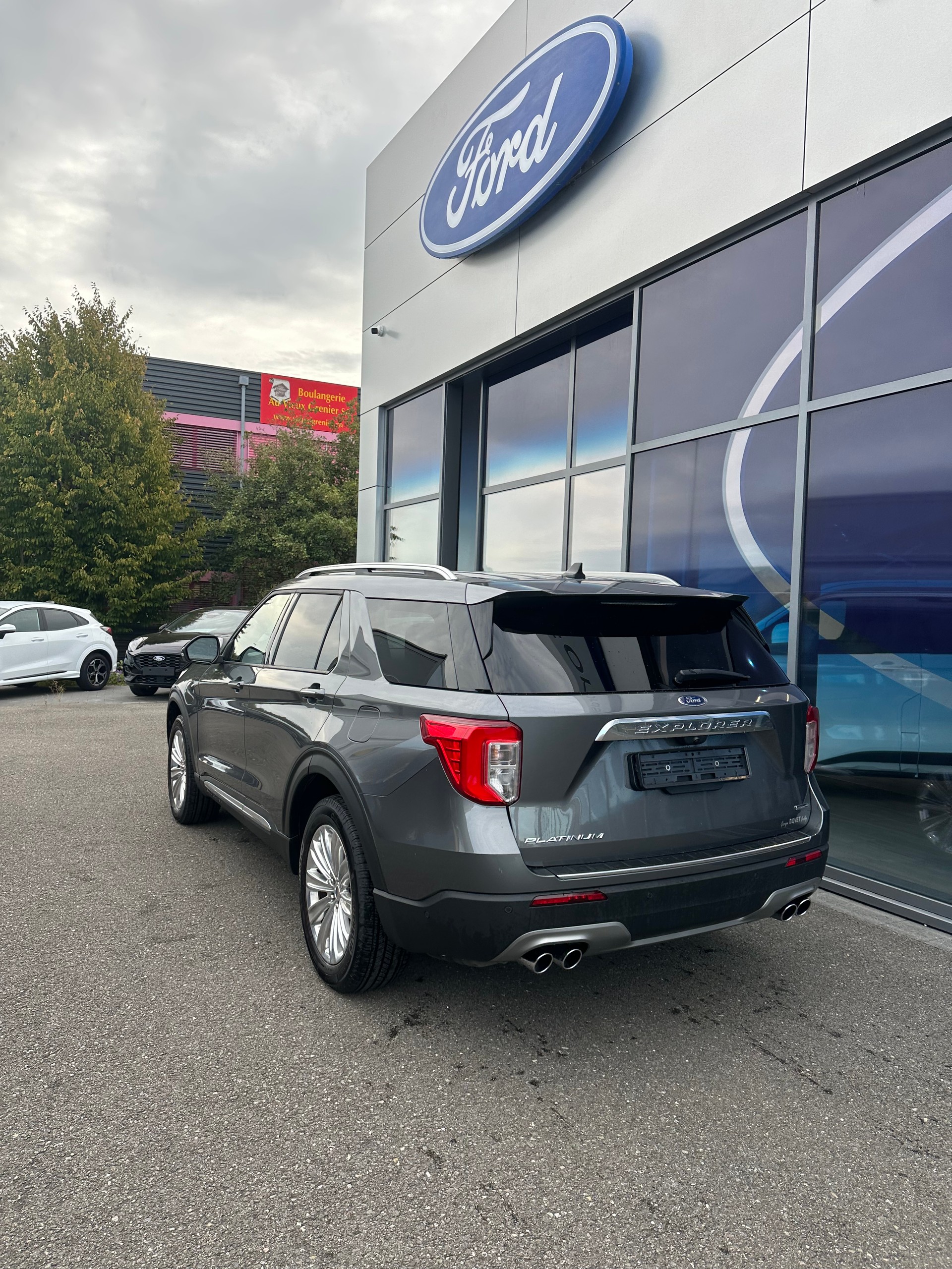 FORD Explorer 3.0 V6 Plug-in Hybrid Platinum-image-3