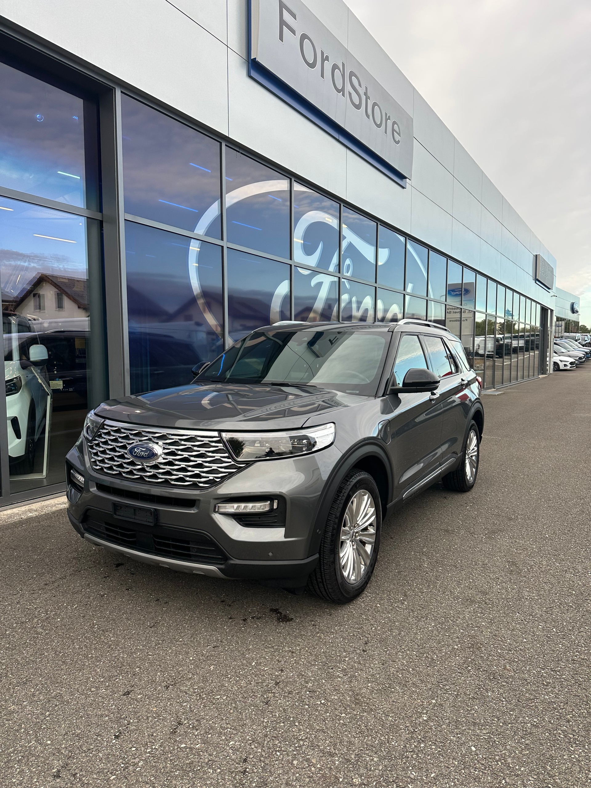 FORD Explorer 3.0 V6 Plug-in Hybrid Platinum-image-1