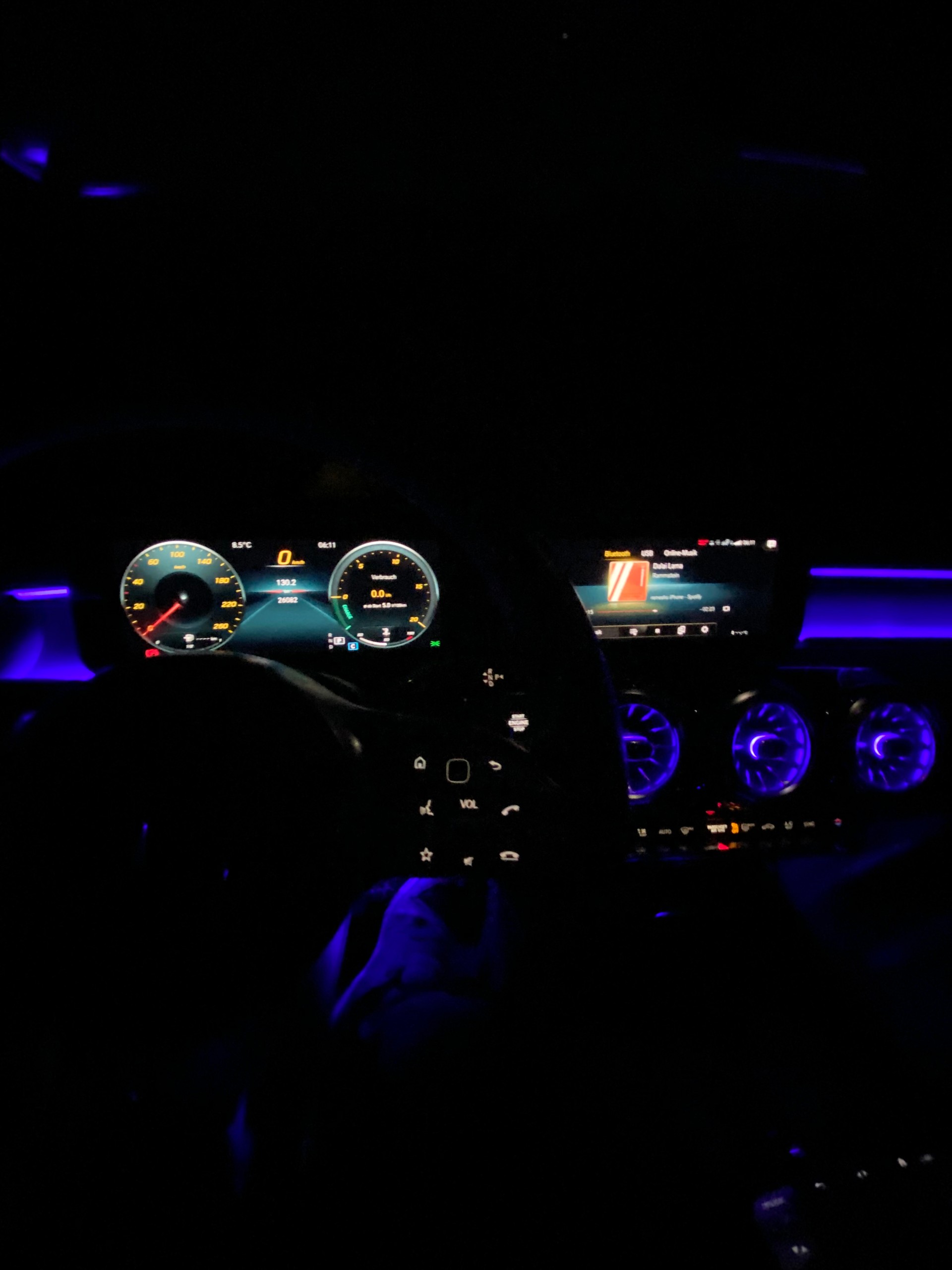 MERCEDES-BENZ A 200 d AMG Line-image-5