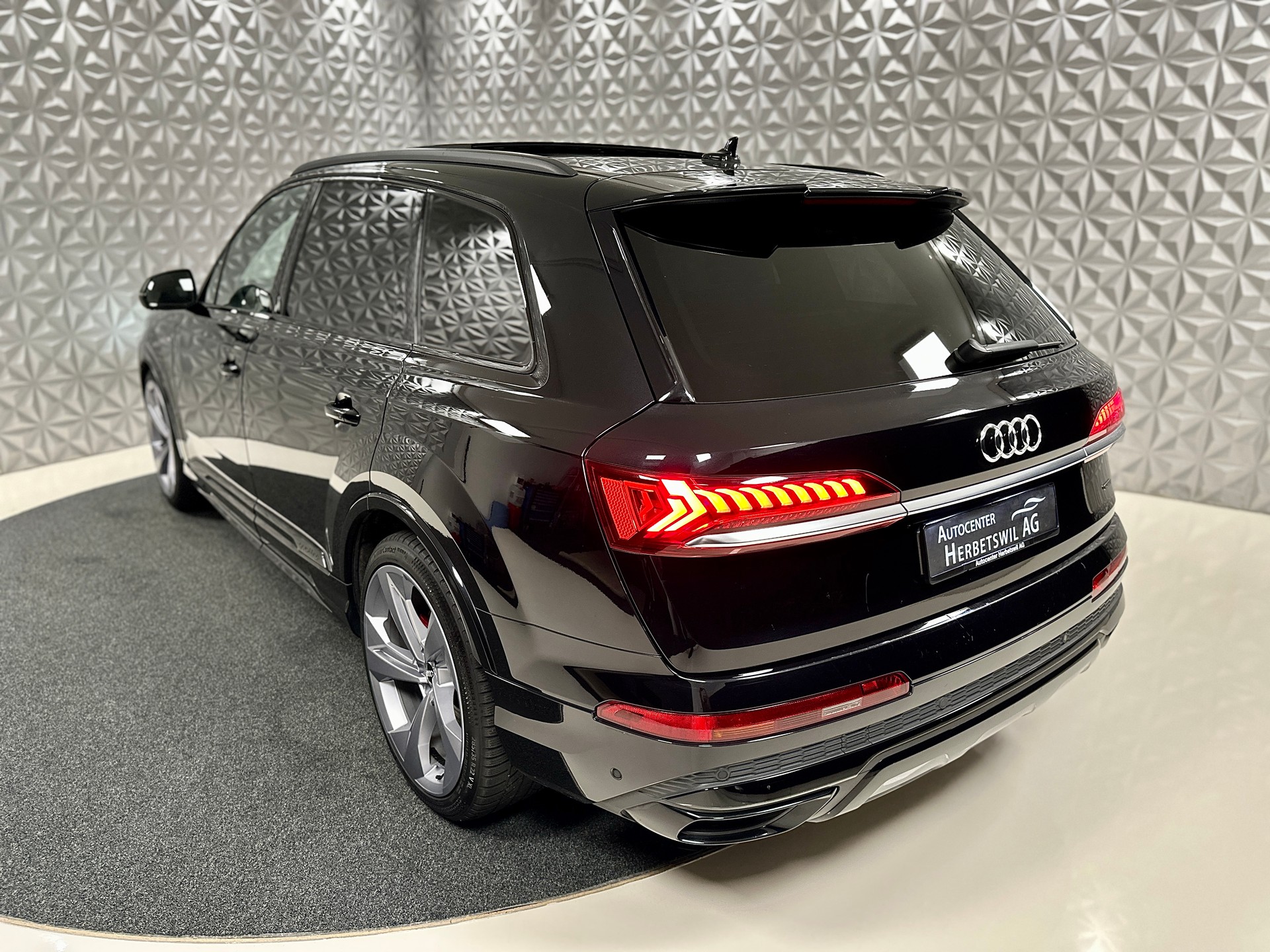 AUDI Q7 55 TFSI S Line quattro tiptronic-image-9