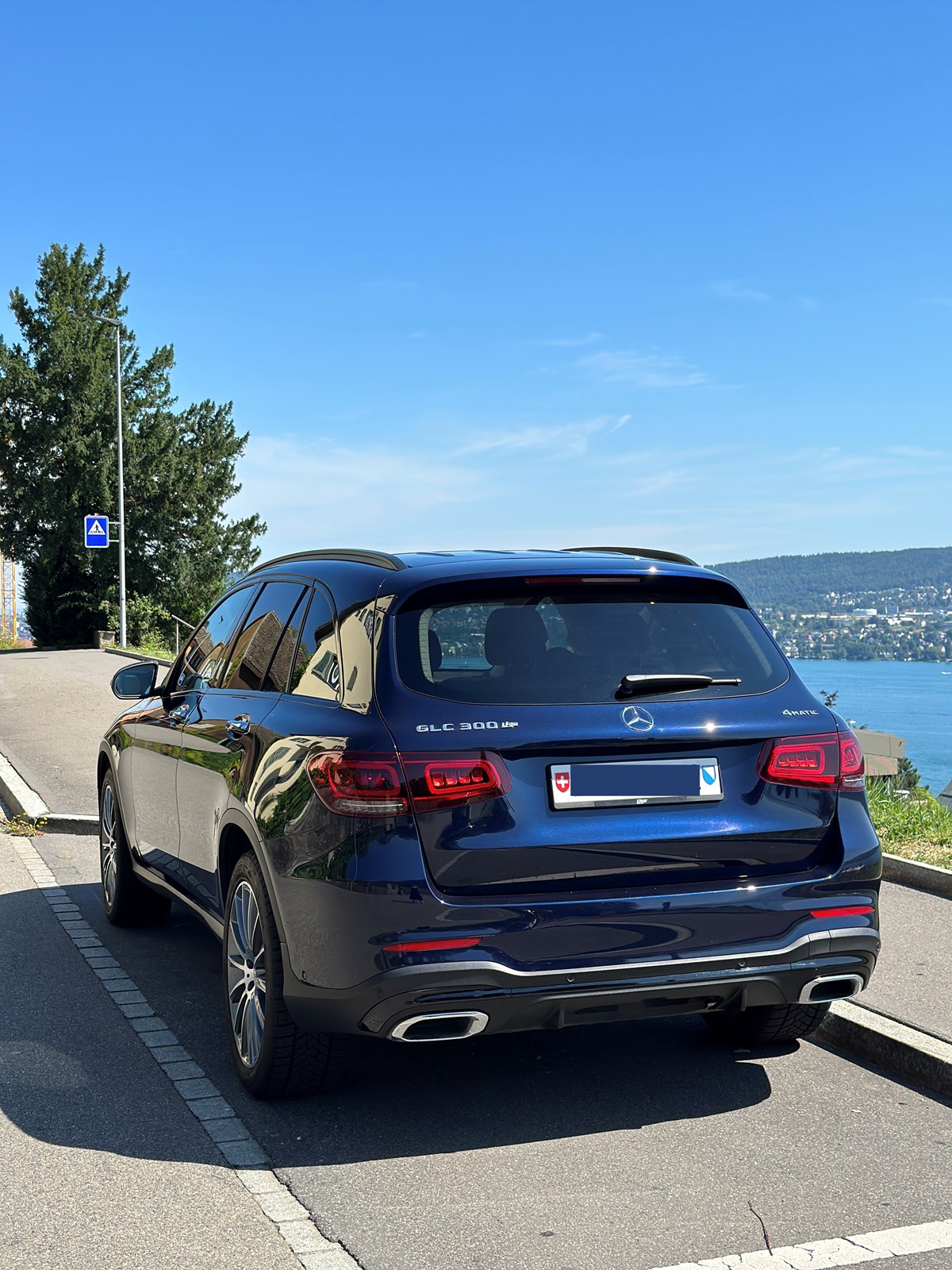 MERCEDES-BENZ GLC 300 AMG Line 4Matic 9G-Tronic-image-4