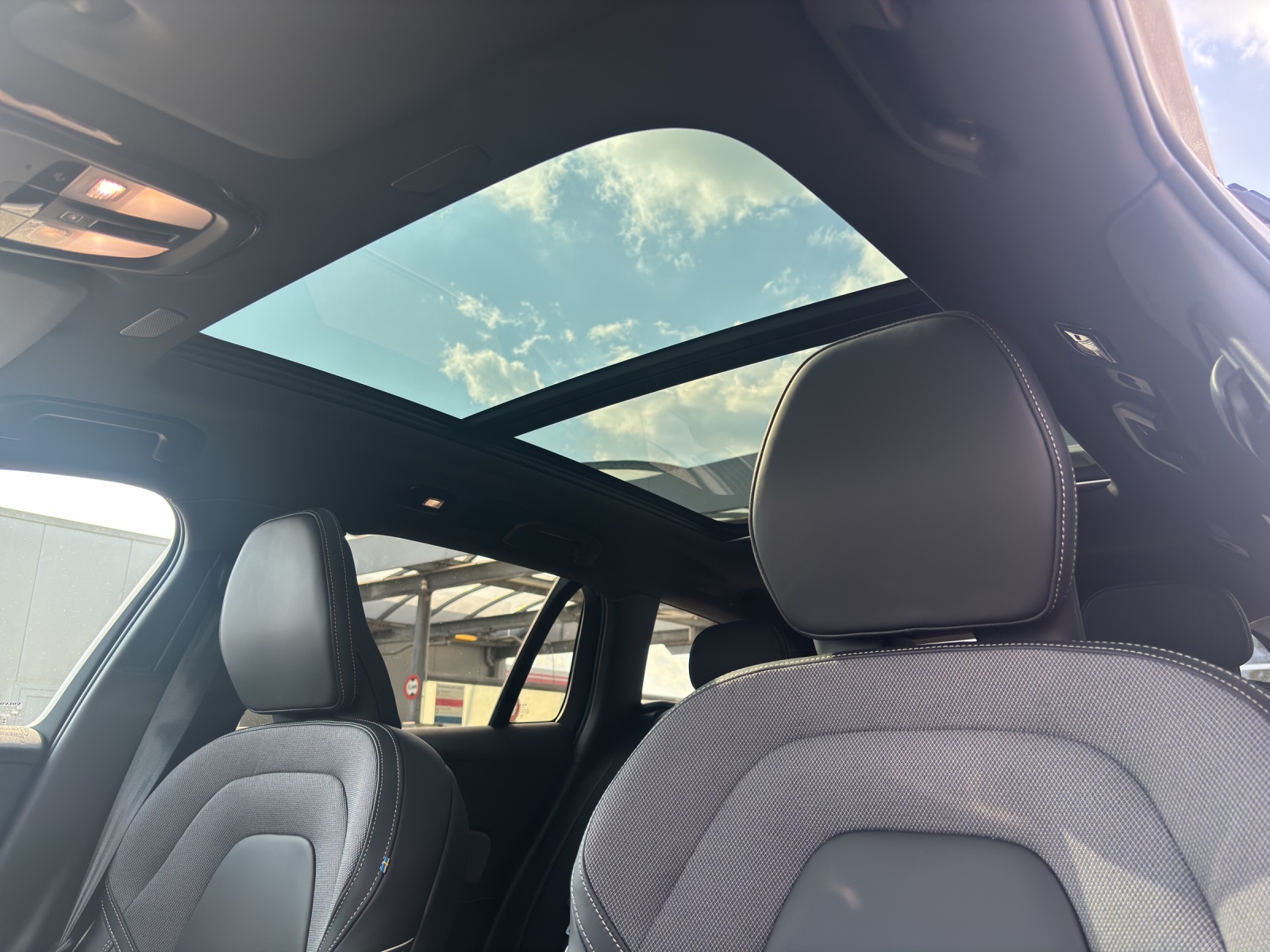 VOLVO V60 2.0 T6 TE Ultra Dark eAWD-image-14