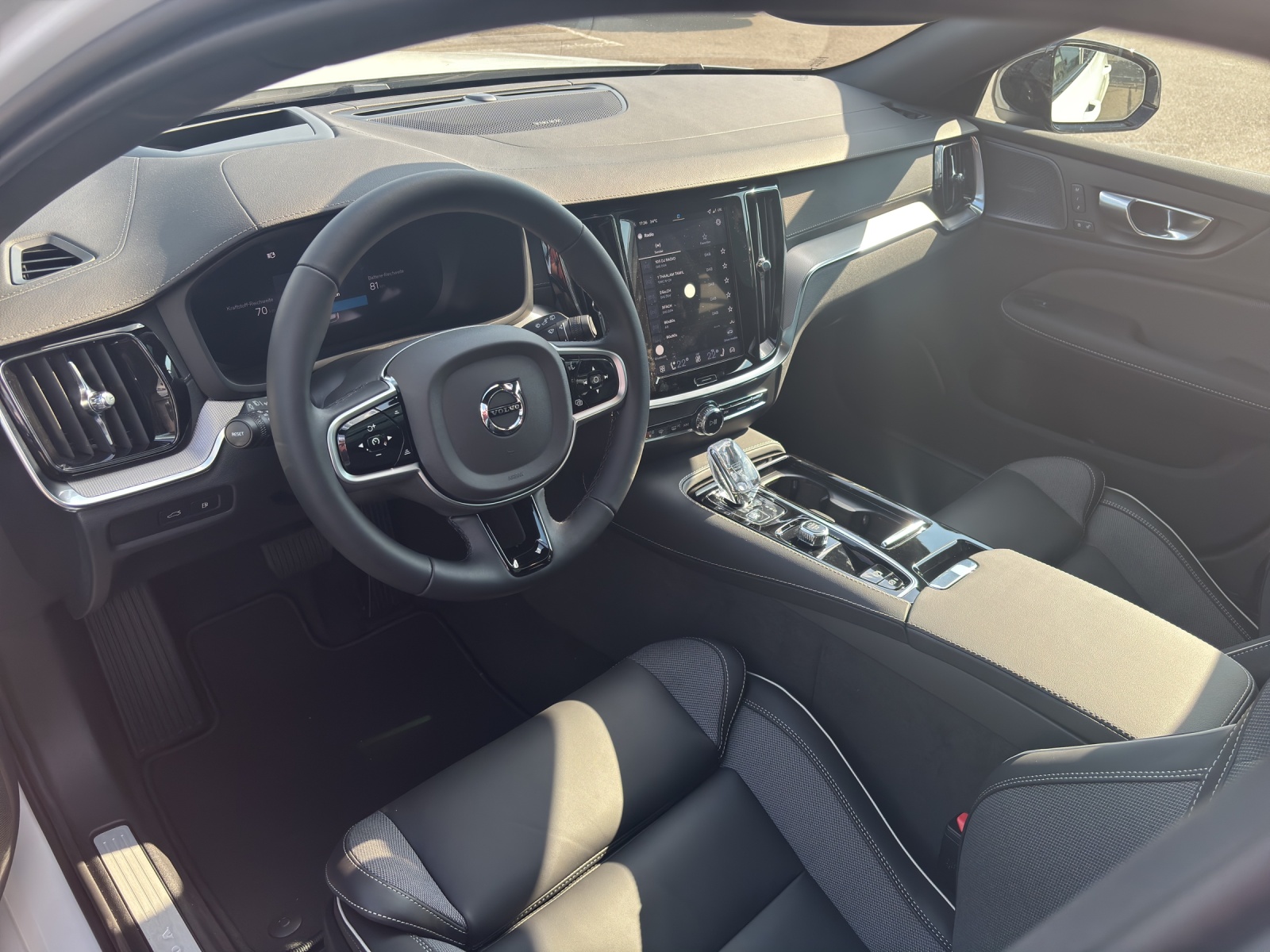 VOLVO V60 2.0 T6 TE Ultra Dark eAWD-image-10