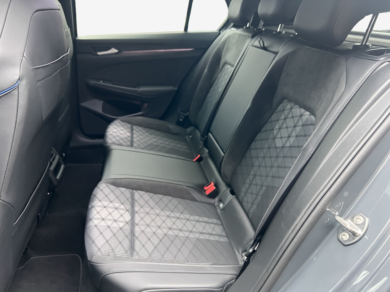 VW Golf 1.5 e TSI mHEV R-Line DSG-image-11