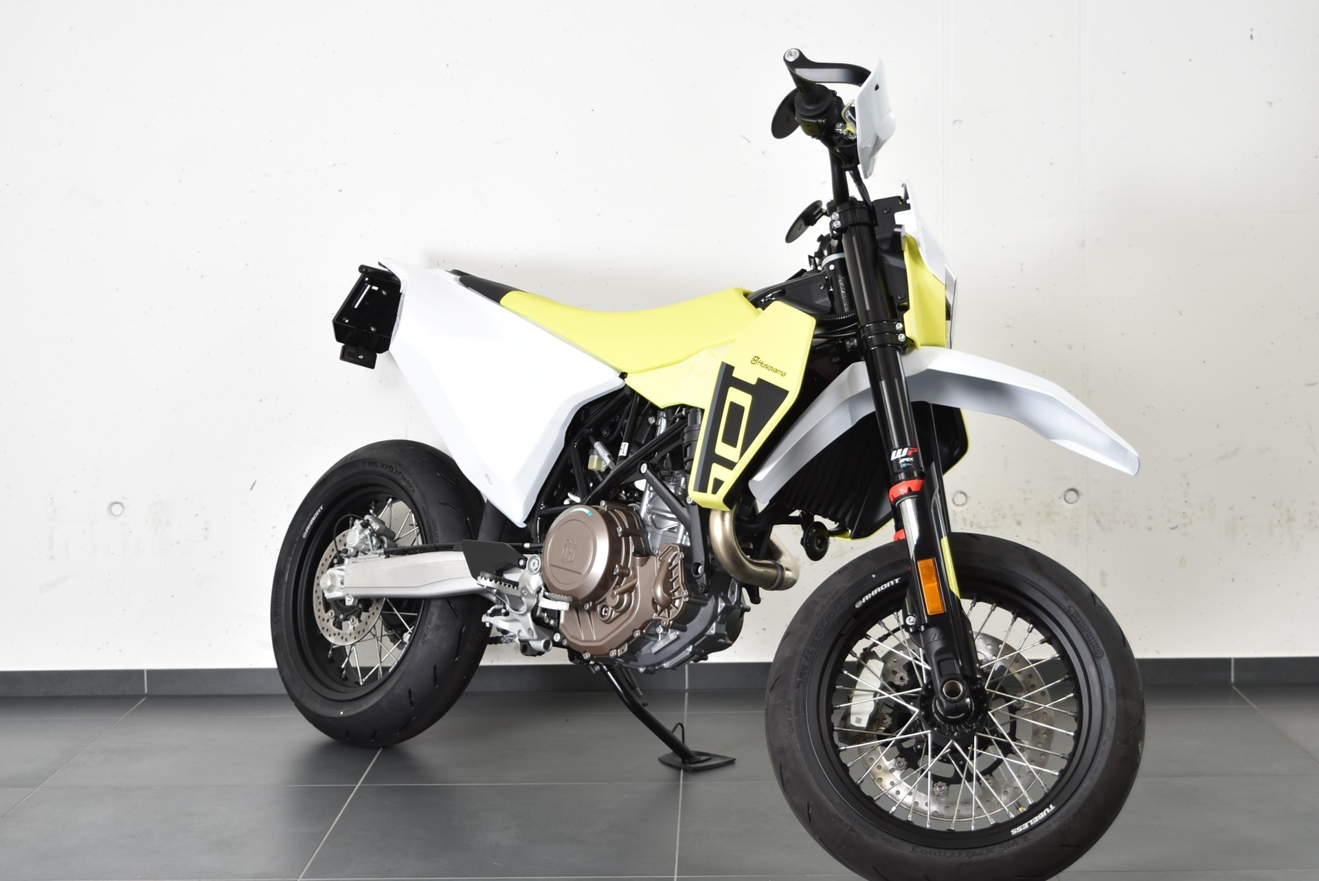HUSQVARNA 701 Supermoto-showroom-element-2
