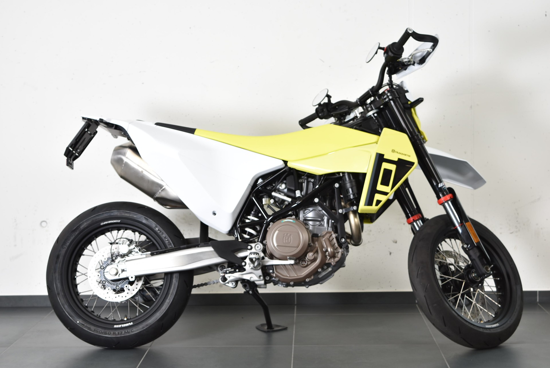 HUSQVARNA 701 Supermoto-showroom-element-3