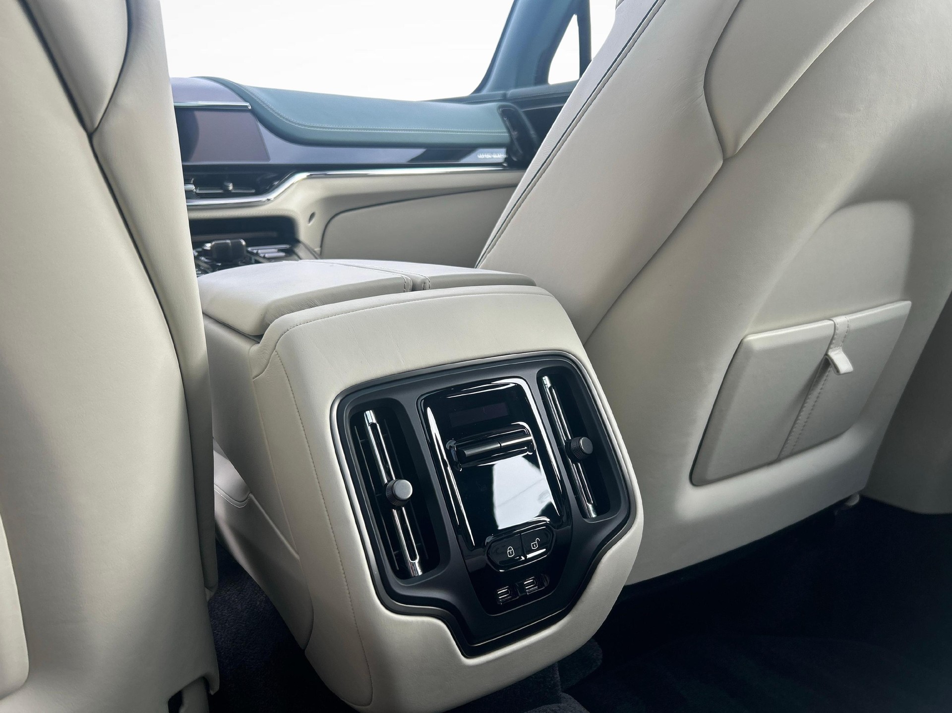 ASTON MARTIN DBX 707 4.0 V8 Bi-Turbo-image-18
