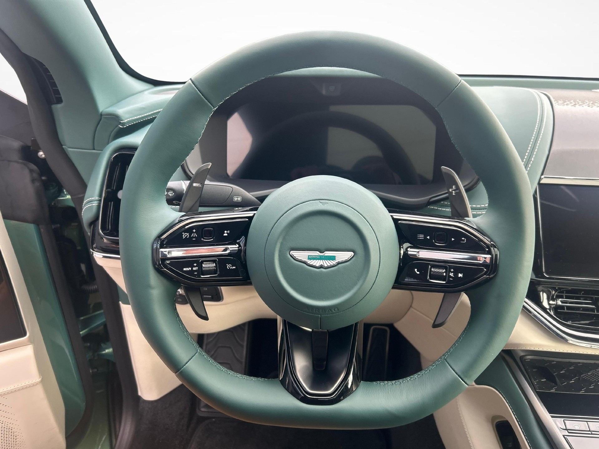 ASTON MARTIN DBX 707 4.0 V8 Bi-Turbo-image-13