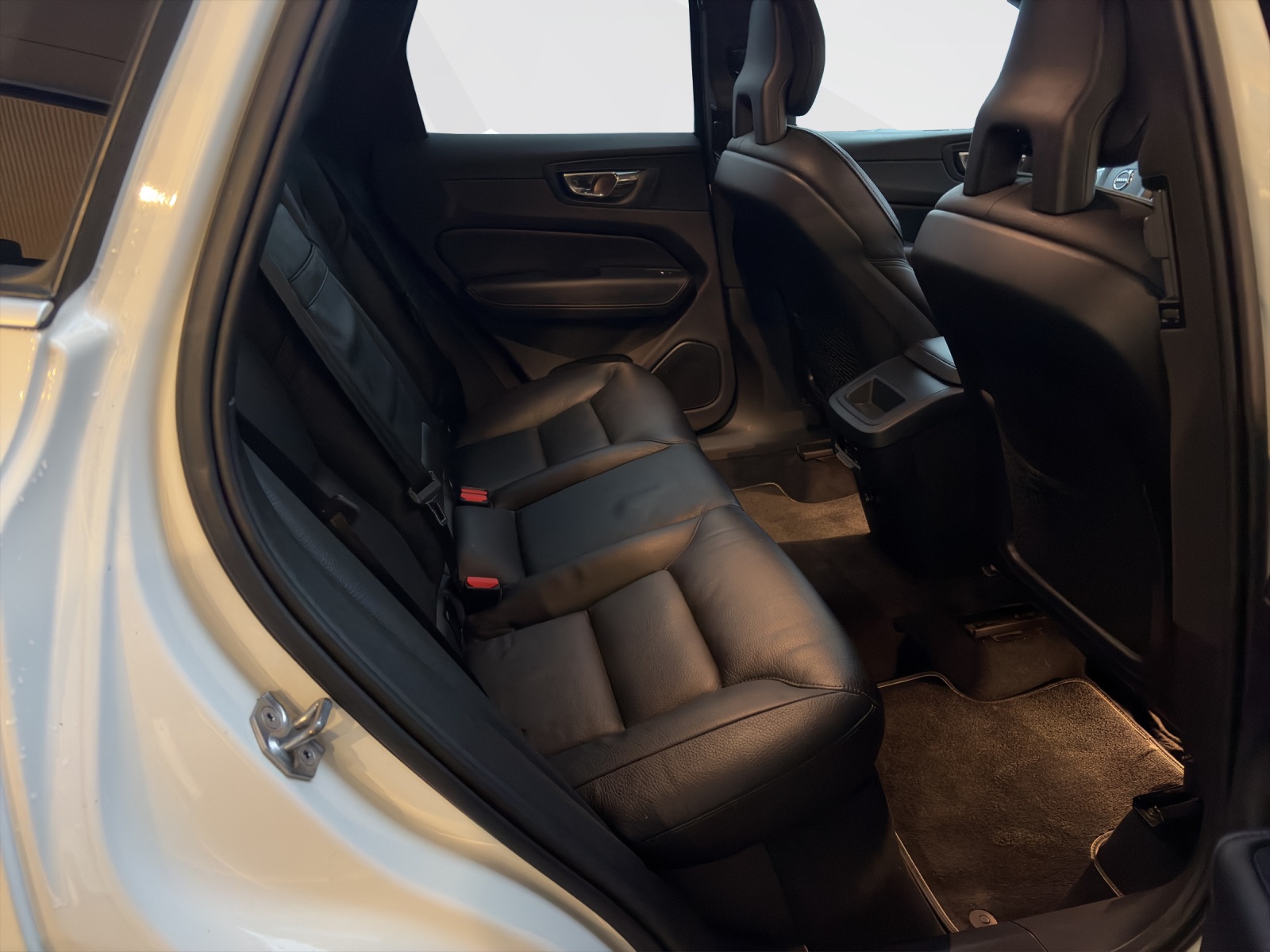 VOLVO XC60 2.0 T6 R-Design AWD-image-16