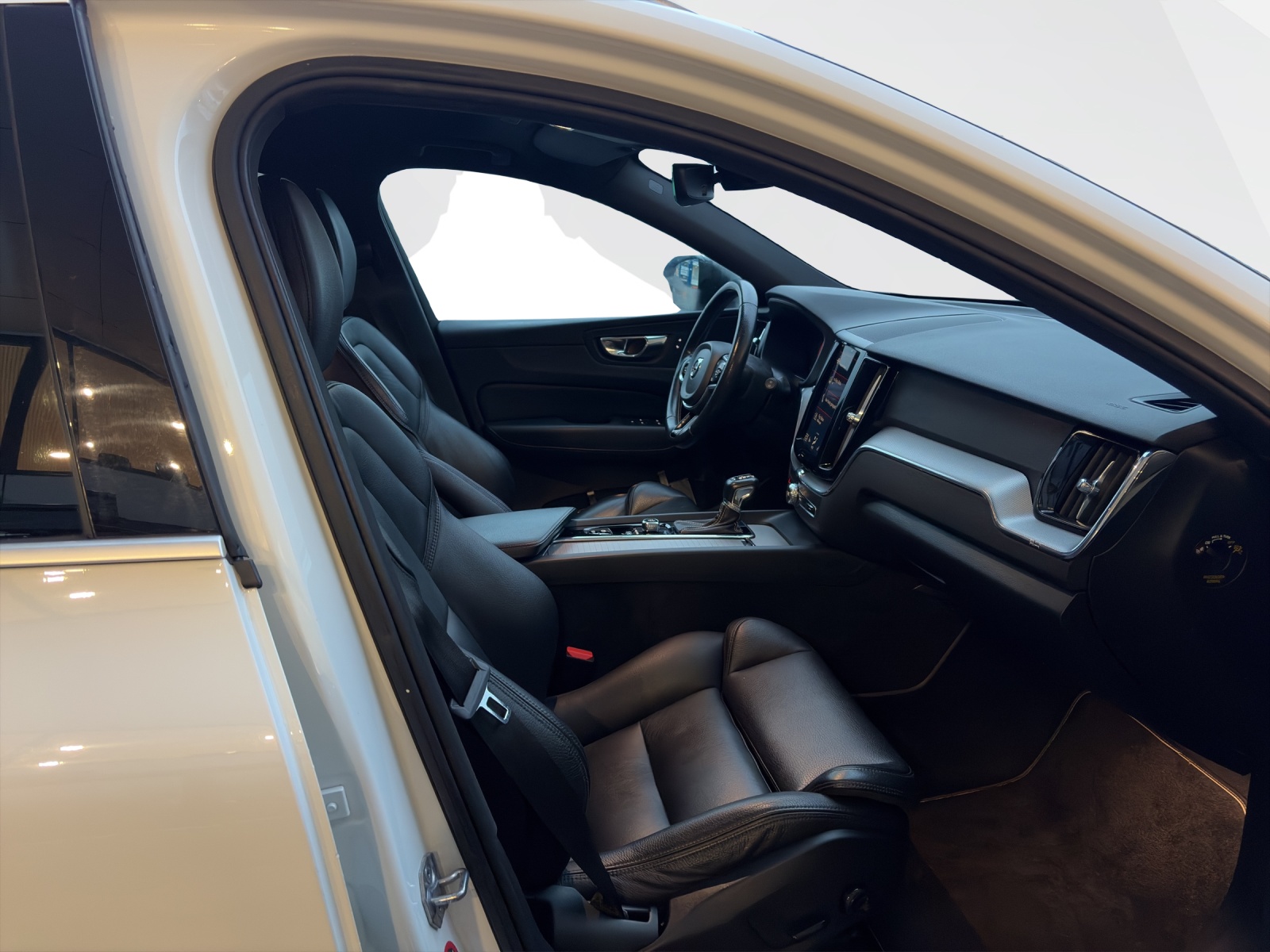 VOLVO XC60 2.0 T6 R-Design AWD-image-14