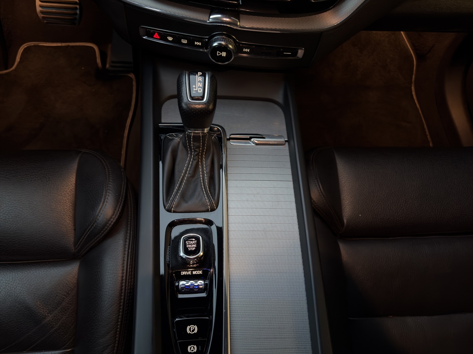VOLVO XC60 2.0 T6 R-Design AWD-image-13