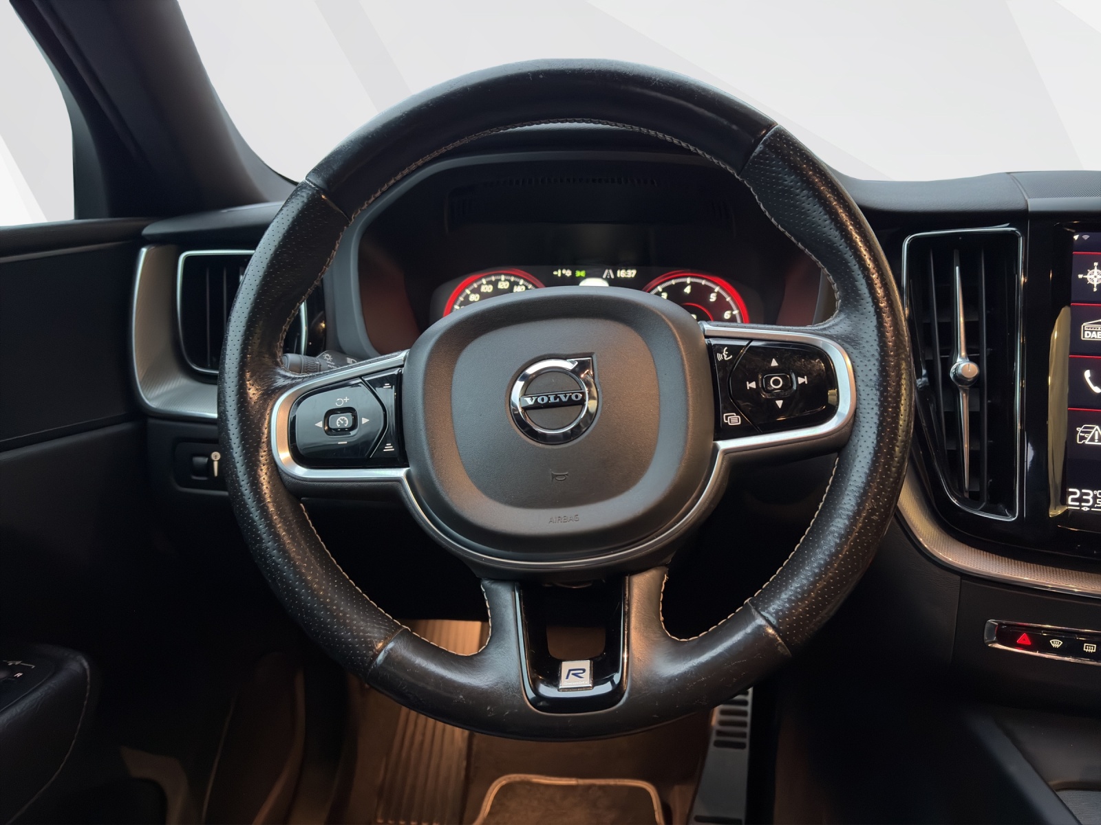 VOLVO XC60 2.0 T6 R-Design AWD-image-10