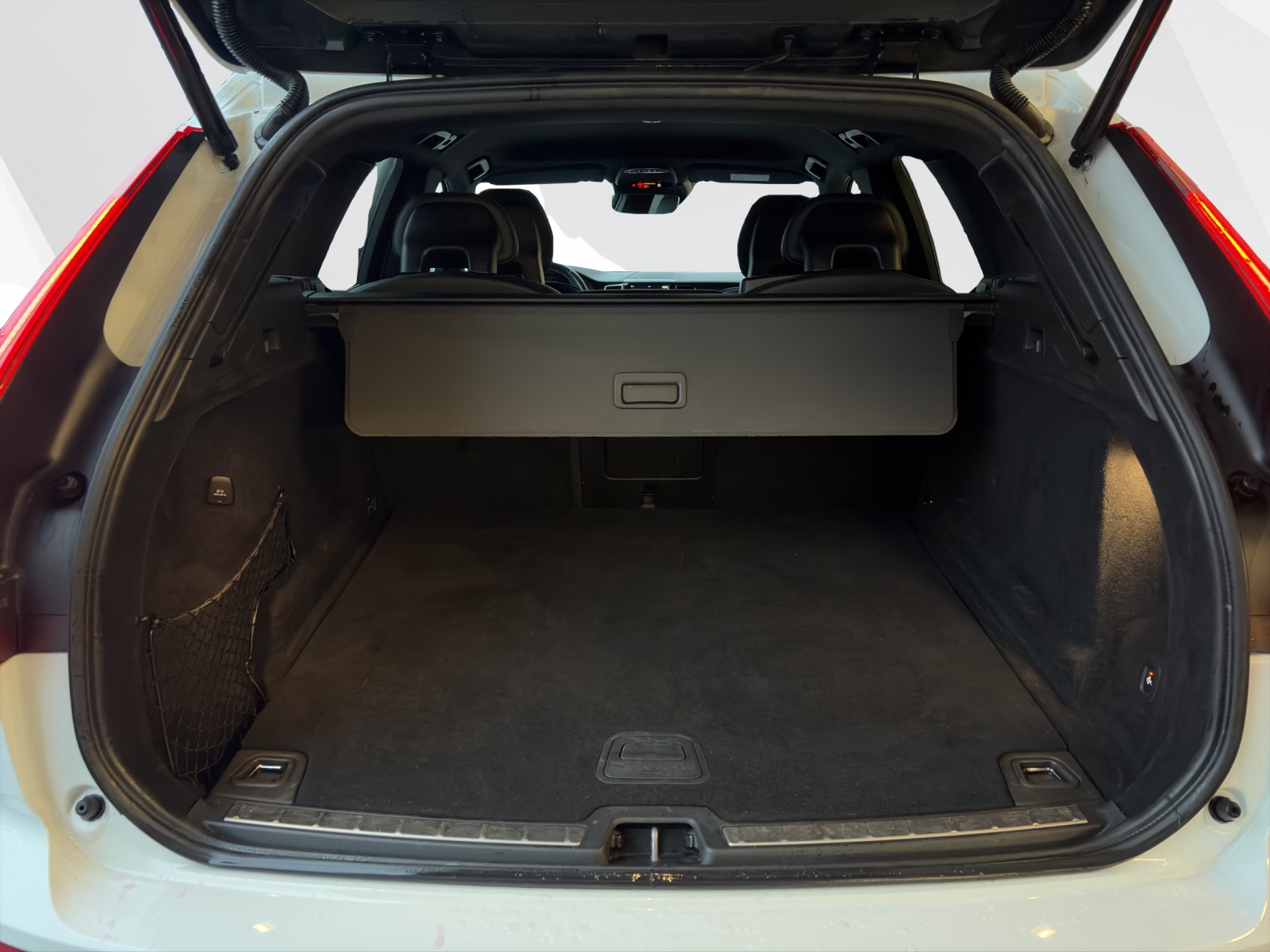 VOLVO XC60 2.0 T6 R-Design AWD-image-17