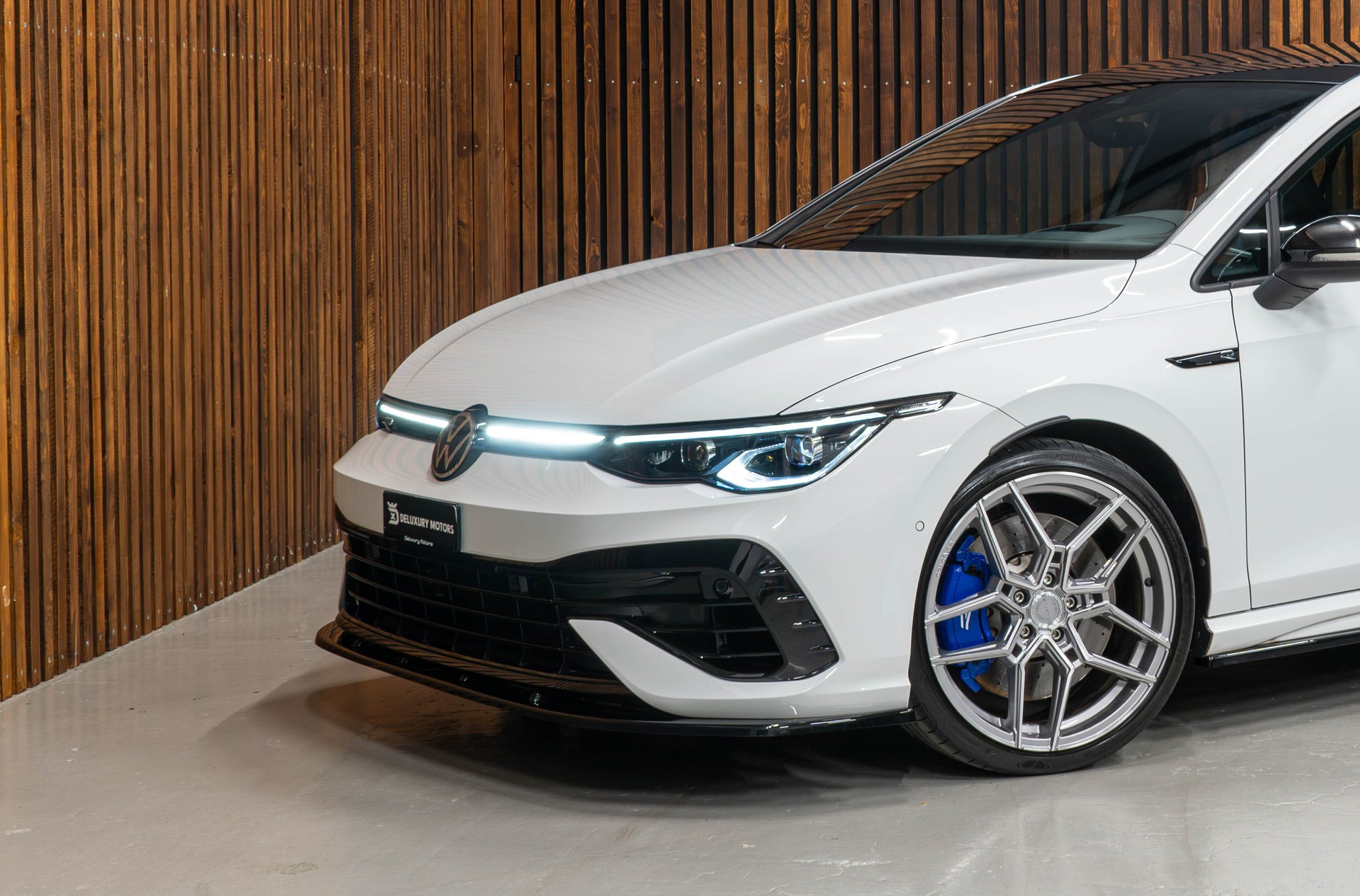 VW Golf VIII 2.0 TSI R DSG 4motion-image-2