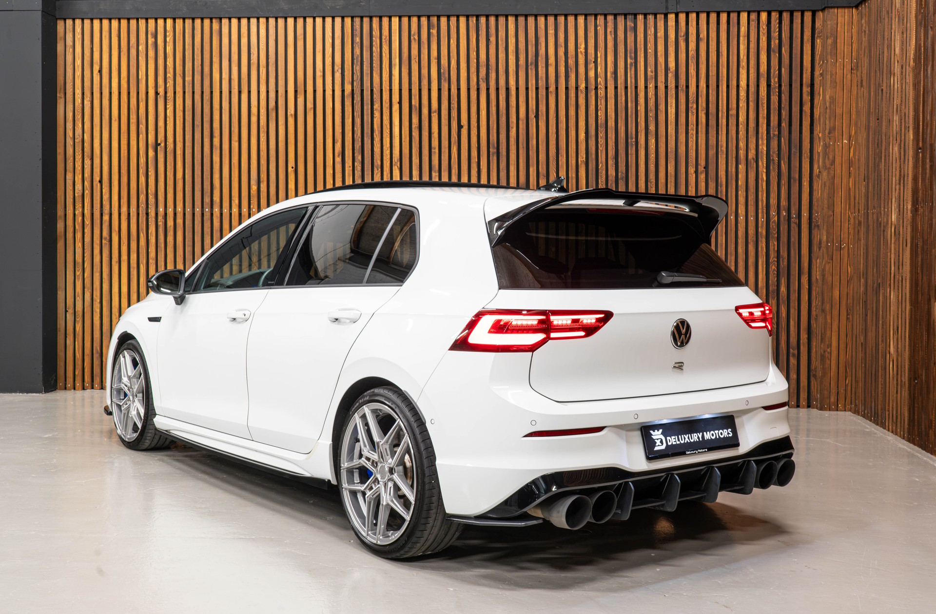 VW Golf VIII 2.0 TSI R DSG 4motion-image-1
