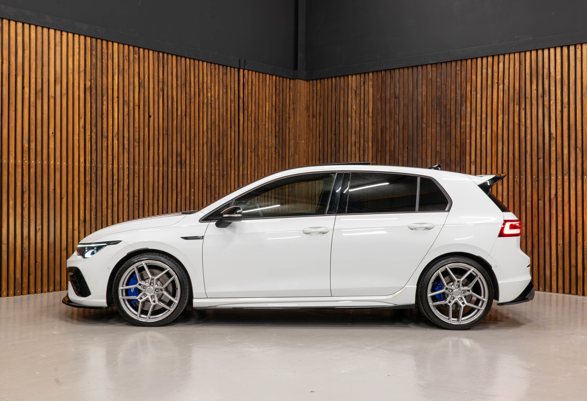 VW Golf VIII 2.0 TSI R DSG 4motion-image-3