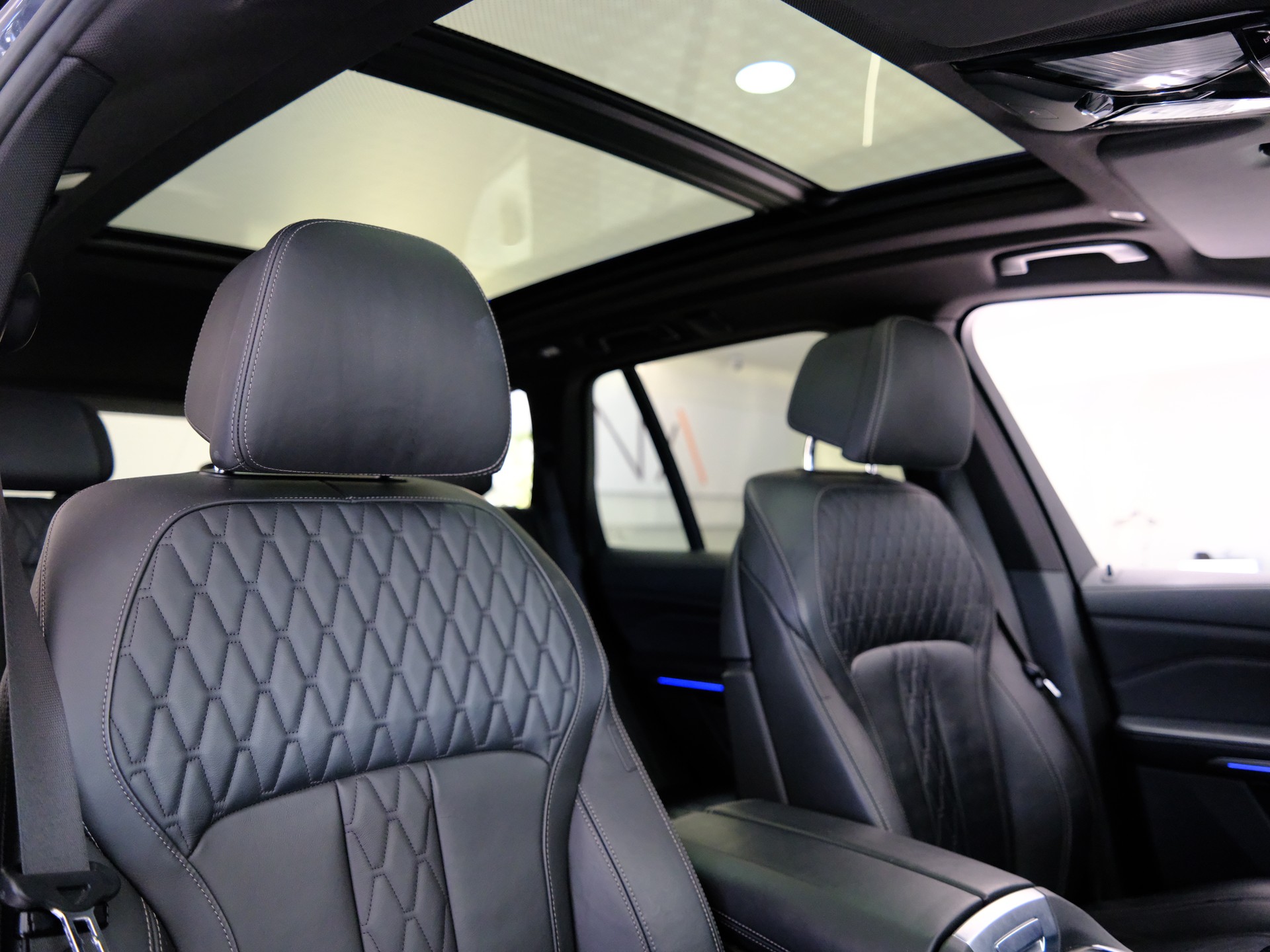 BMW X5 xDrive M50i Steptronic-image-17