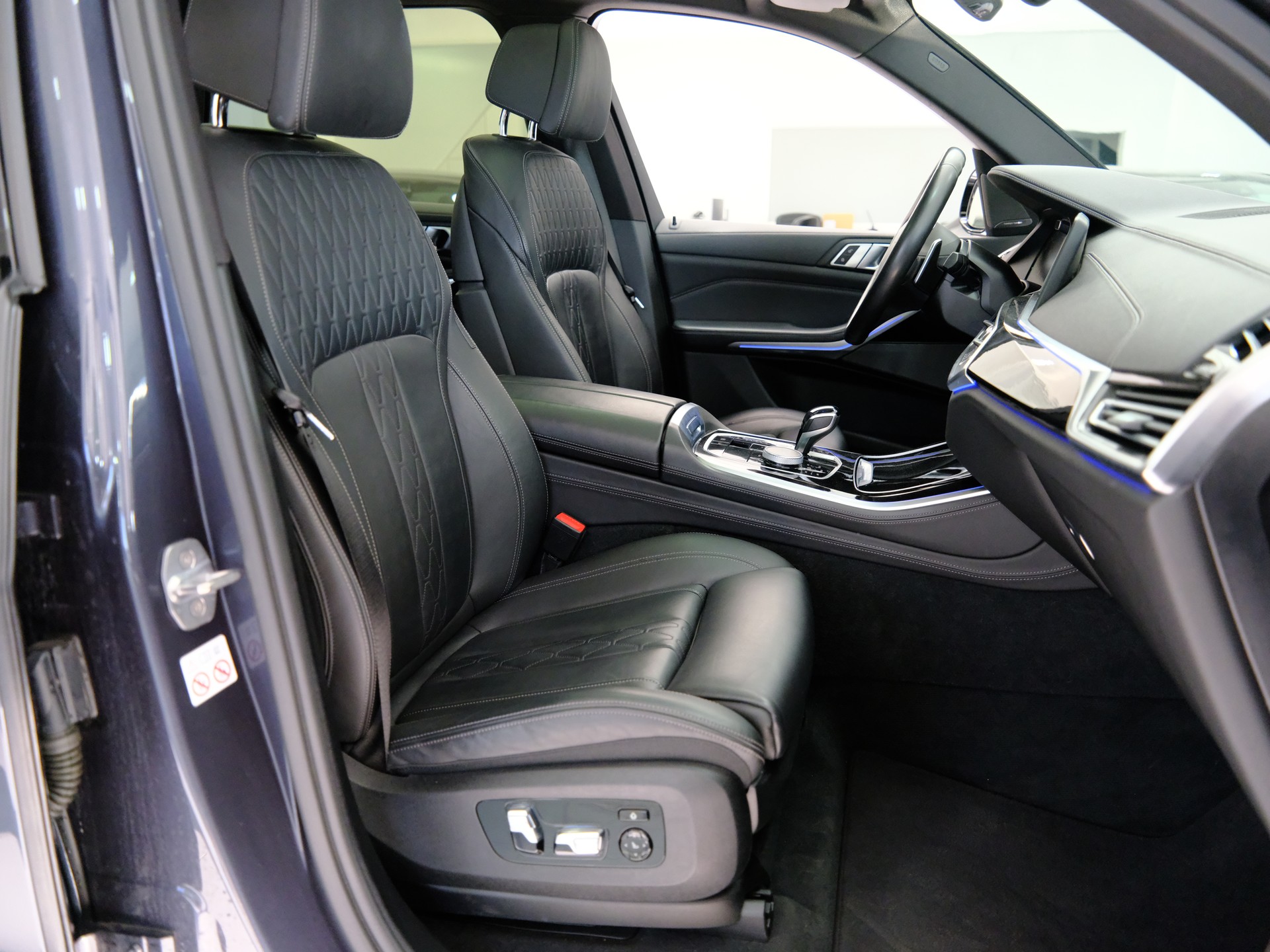 BMW X5 xDrive M50i Steptronic-image-15