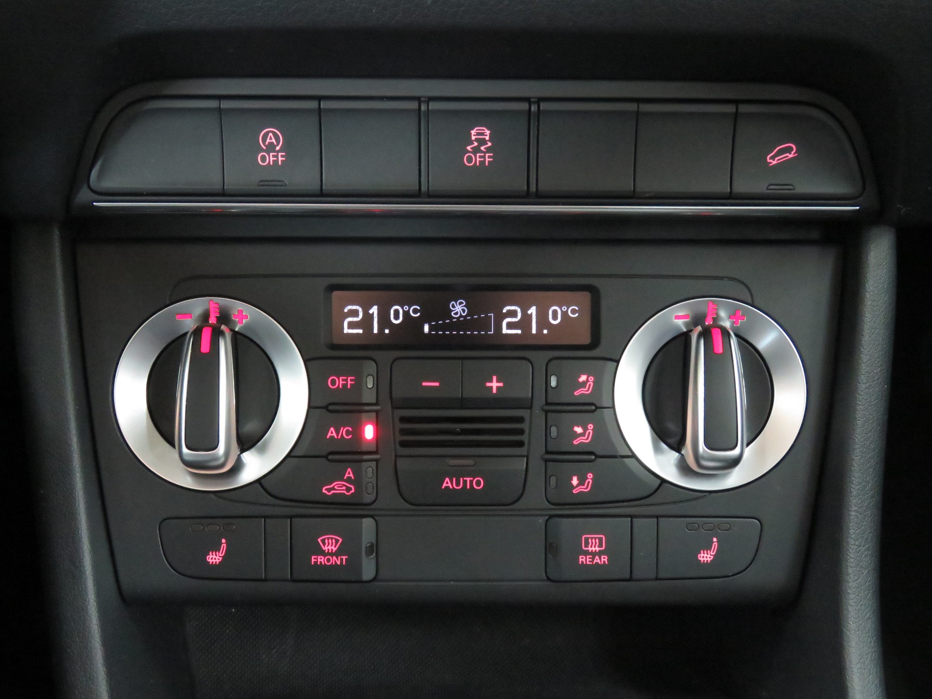 AUDI Q3 2.0 TDI Quattro S-tronic (Automat)-image-16